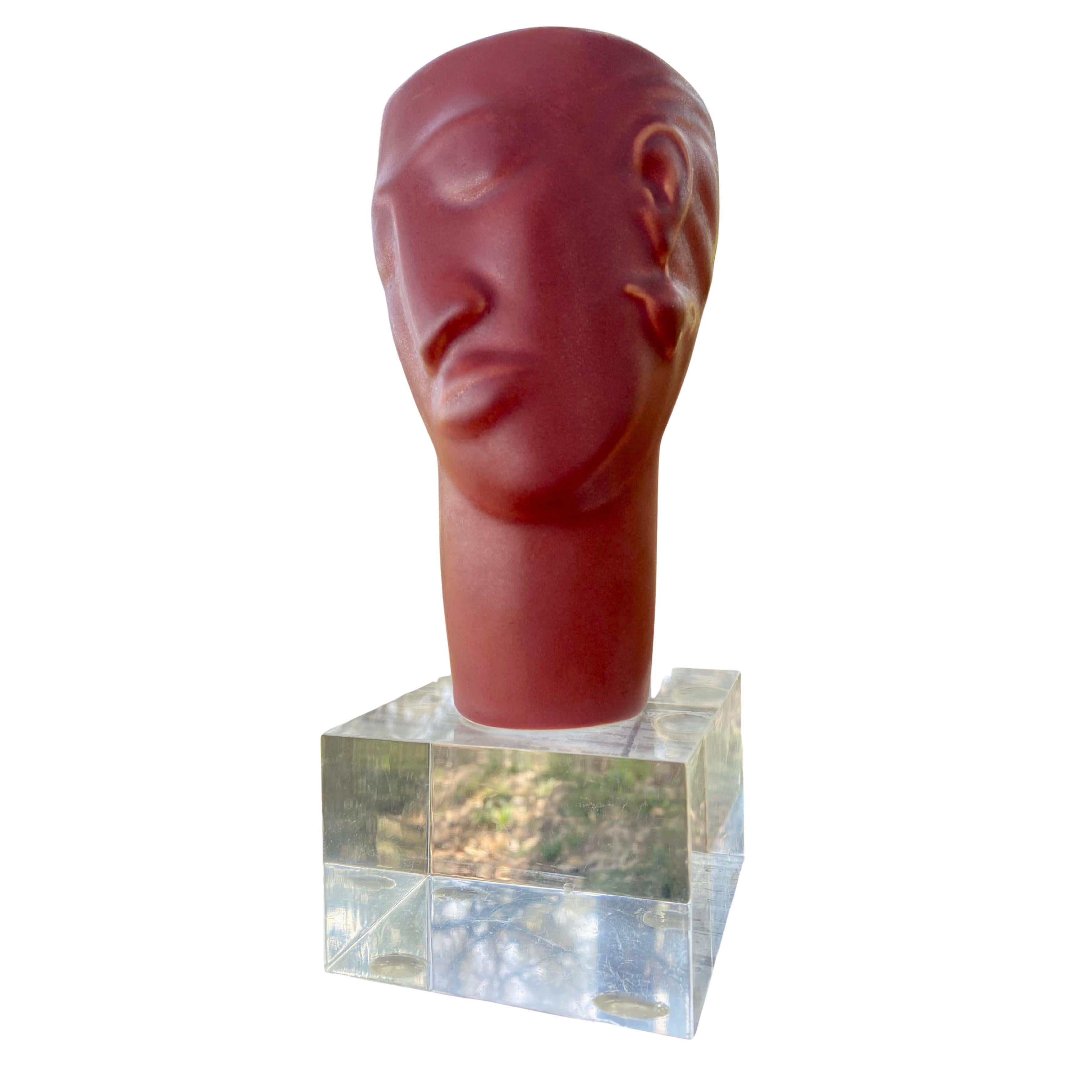 Vaso postmoderno Face / Bust di Donna Polseno su base espositiva in lucite