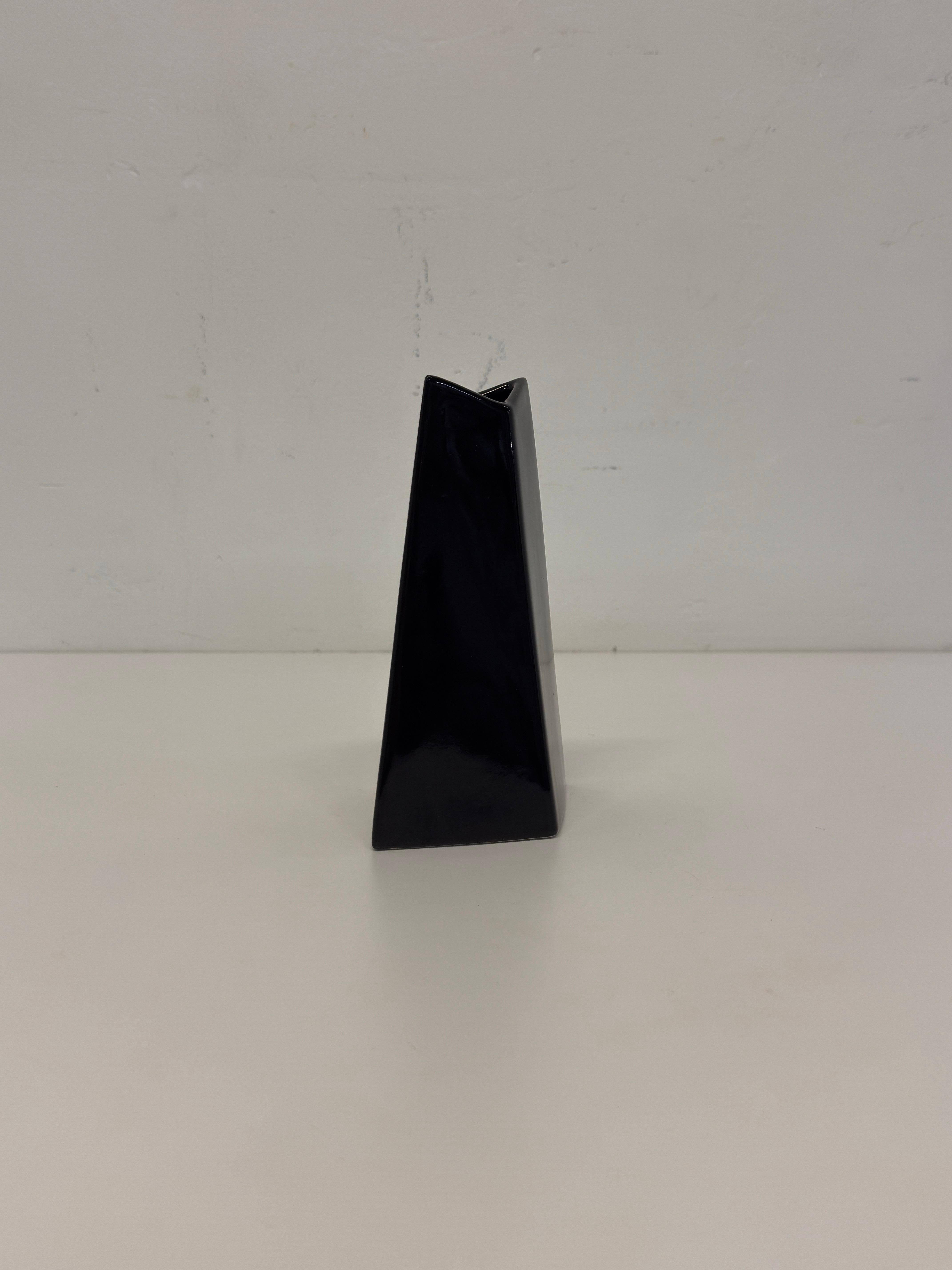 Vase à bourgeons postmoderne en céramique noire à facettes, années 1990 en vente 3
