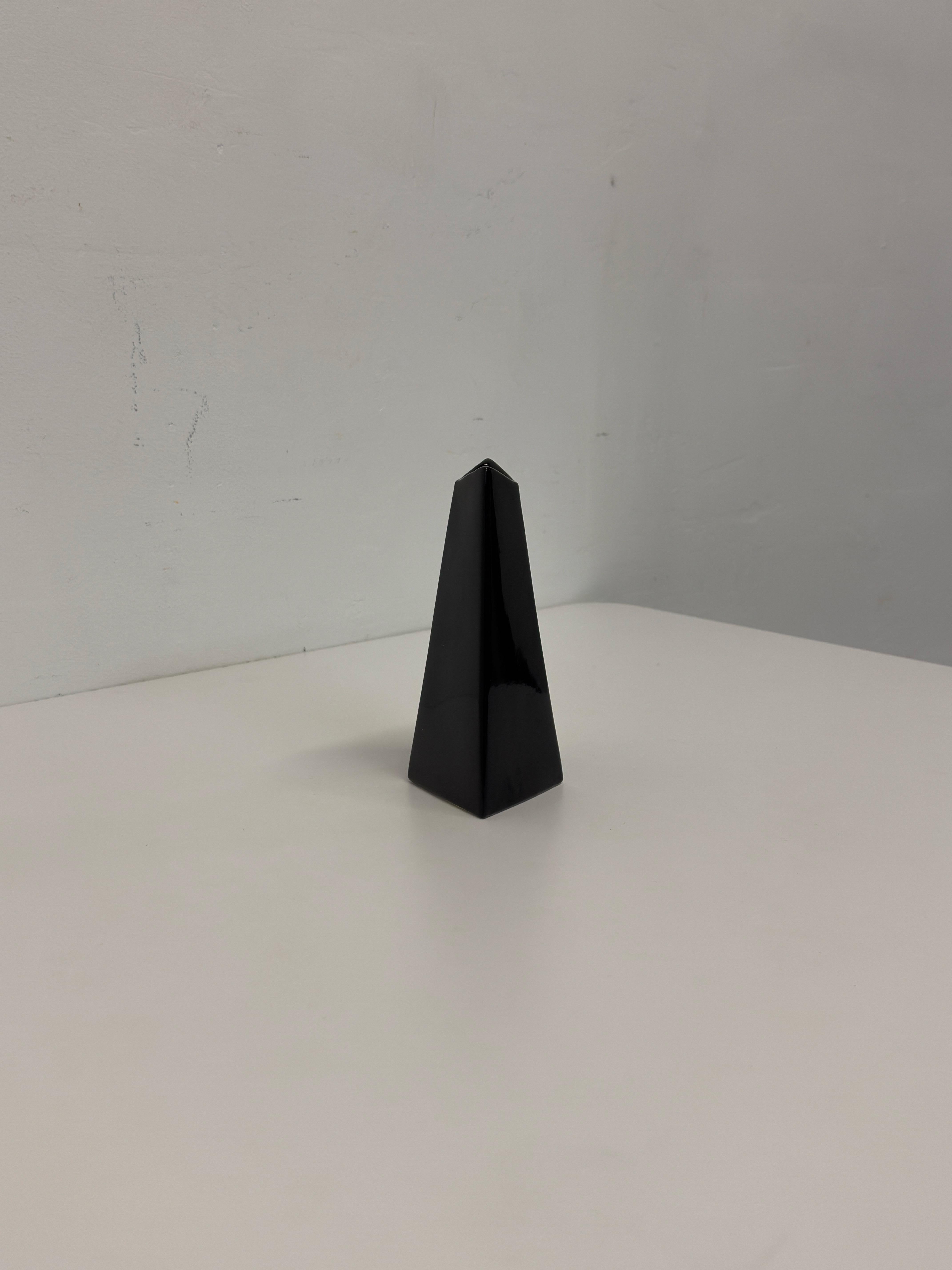 Vase à bourgeons postmoderne en céramique noire à facettes, années 1990 en vente 4
