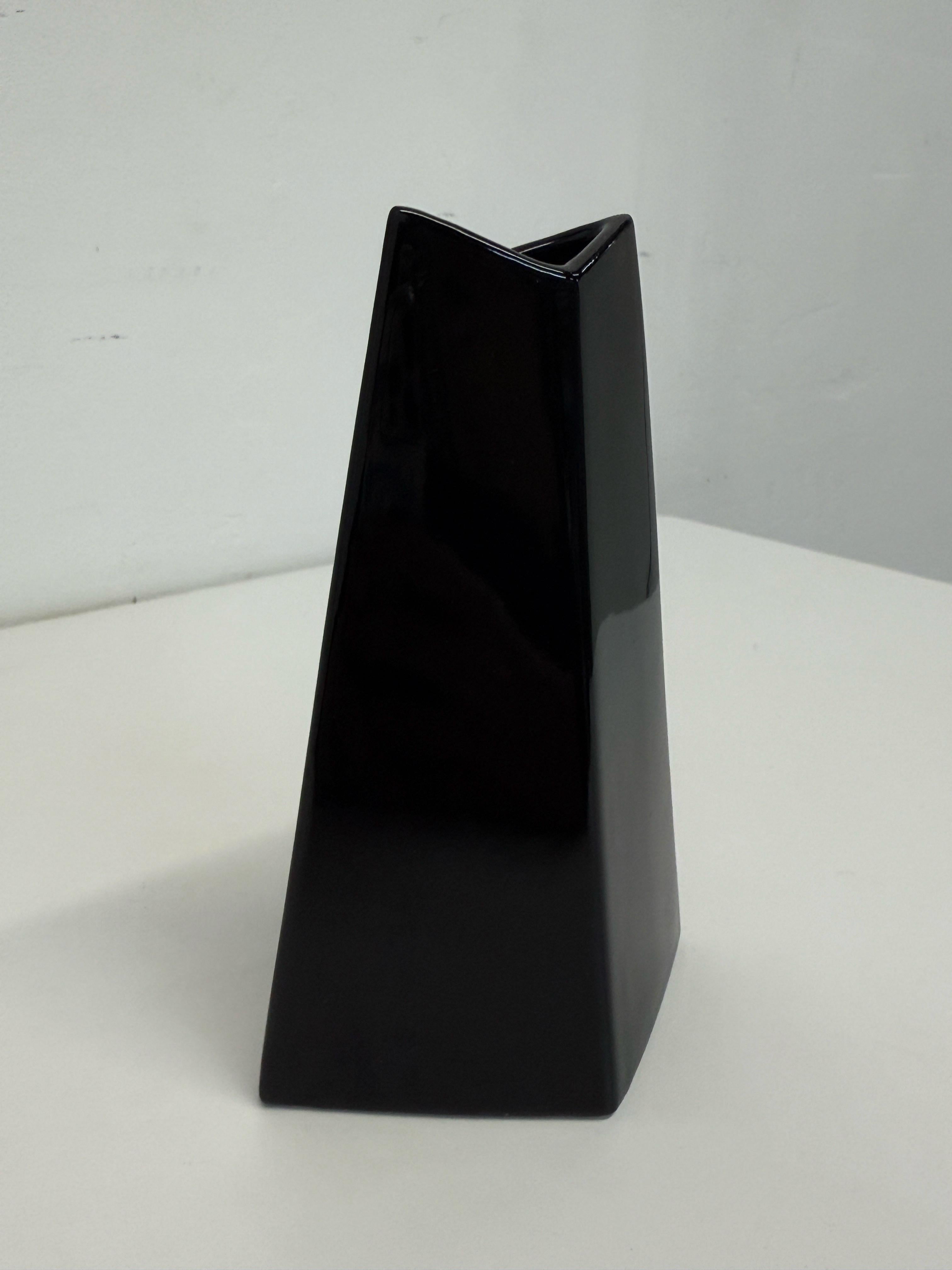 Vase à bourgeons postmoderne en céramique noire à facettes, années 1990 en vente 5