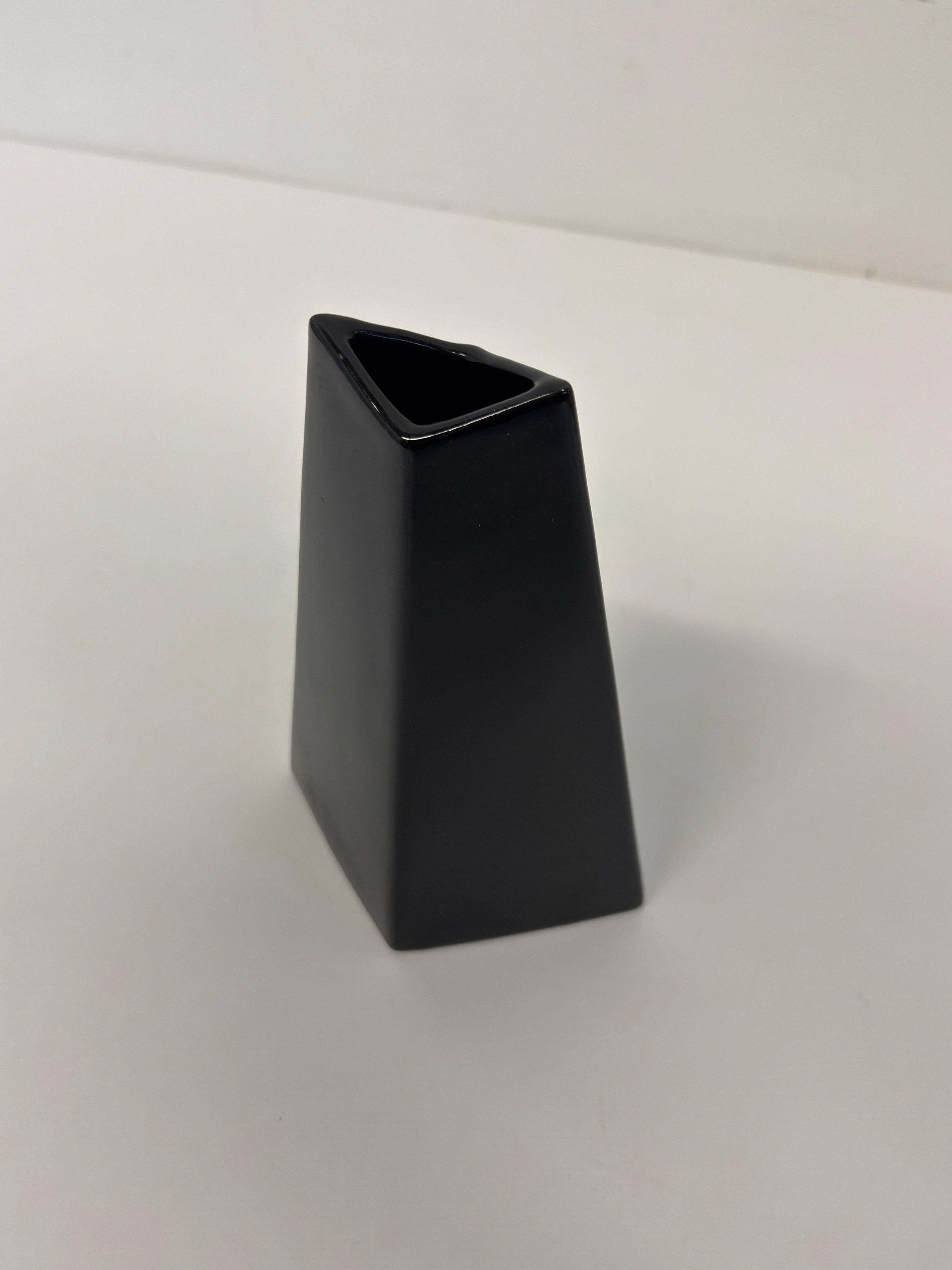 Vase à bourgeons postmoderne en céramique noire à facettes, années 1990 en vente 6