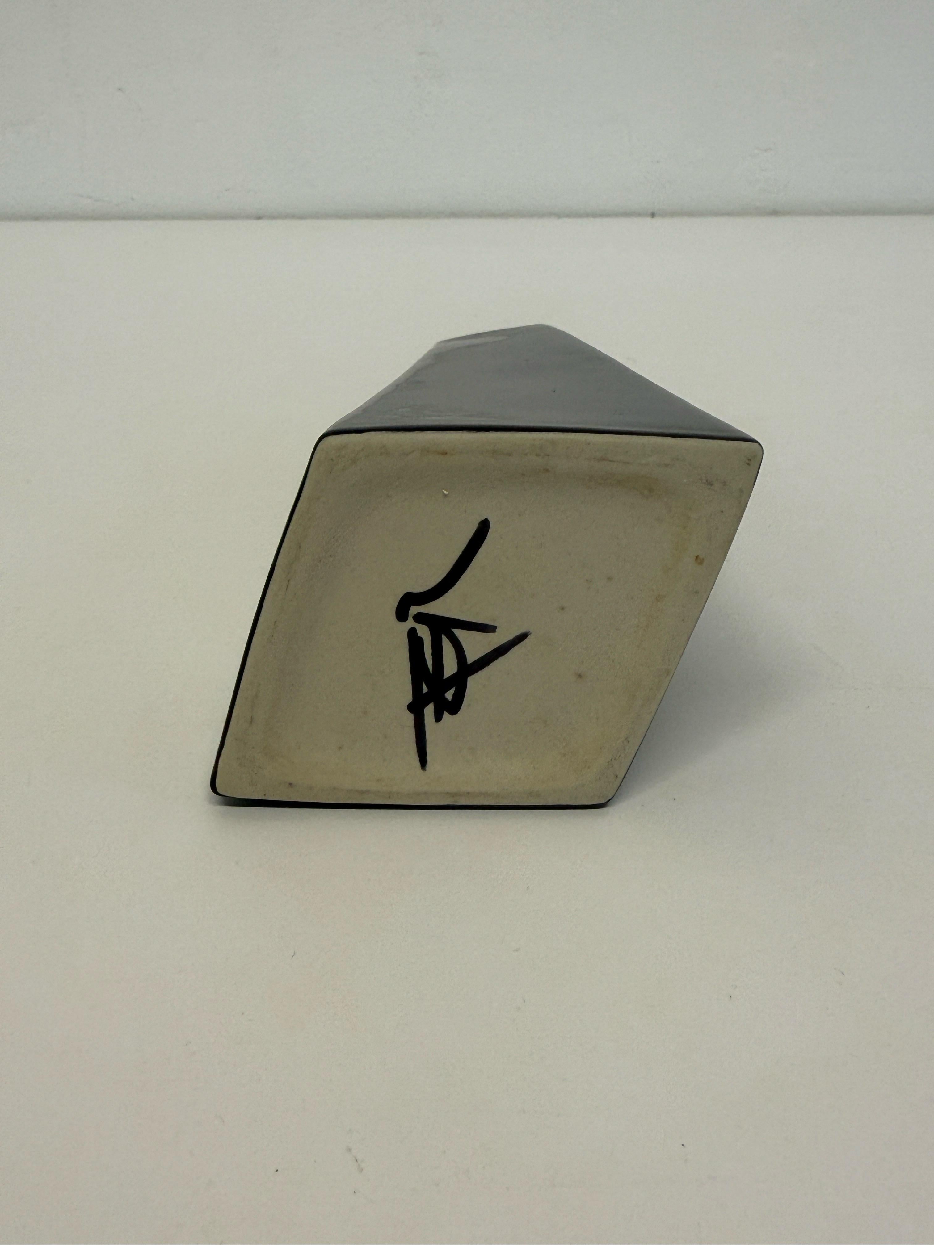 Vase à bourgeons postmoderne en céramique noire à facettes, années 1990 en vente 8