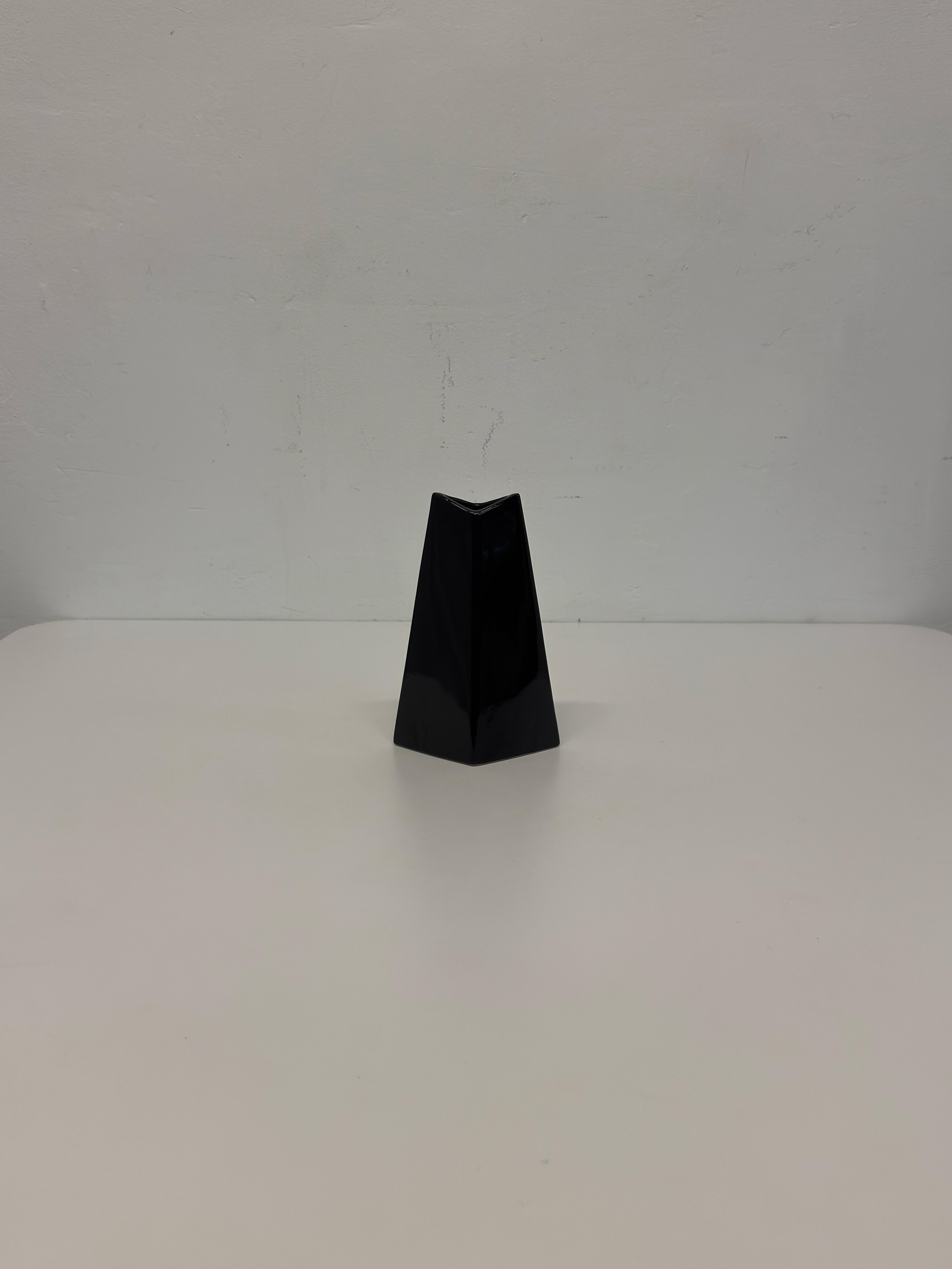 Vase à facettes en céramique, circa 1990.  Signé.
