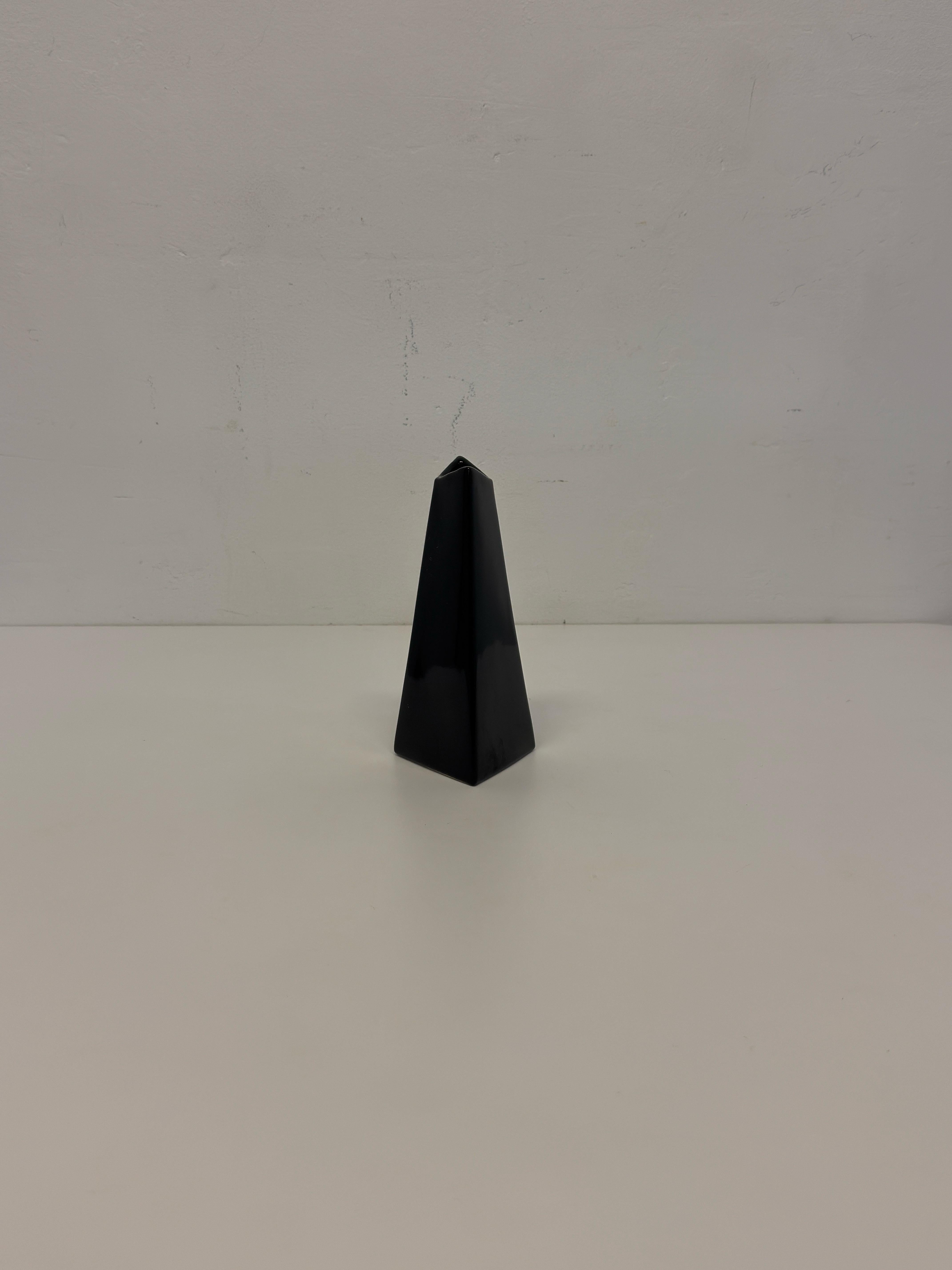 Postmoderne Vase à bourgeons postmoderne en céramique noire à facettes, années 1990 en vente