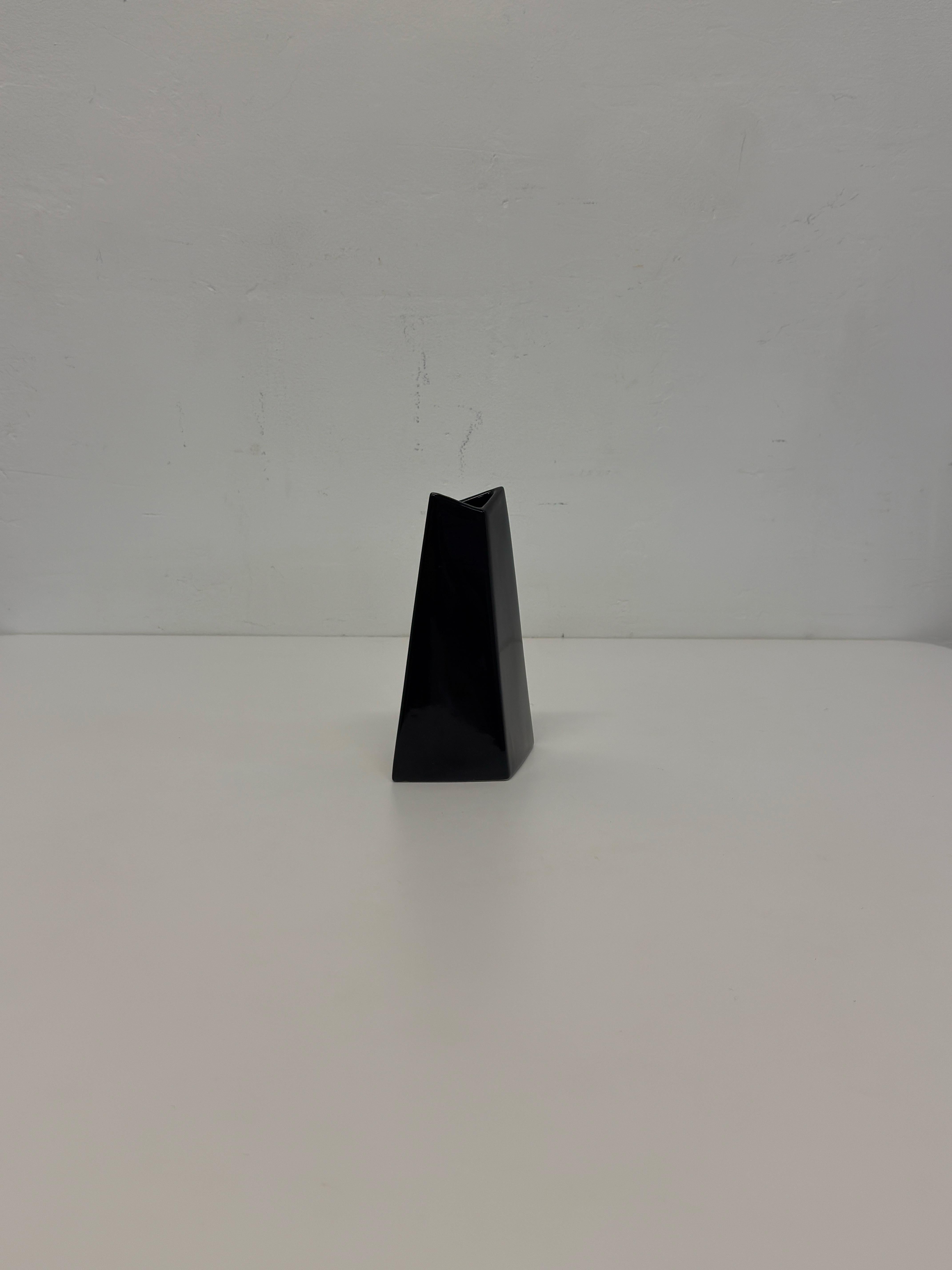 Américain Vase à bourgeons postmoderne en céramique noire à facettes, années 1990 en vente