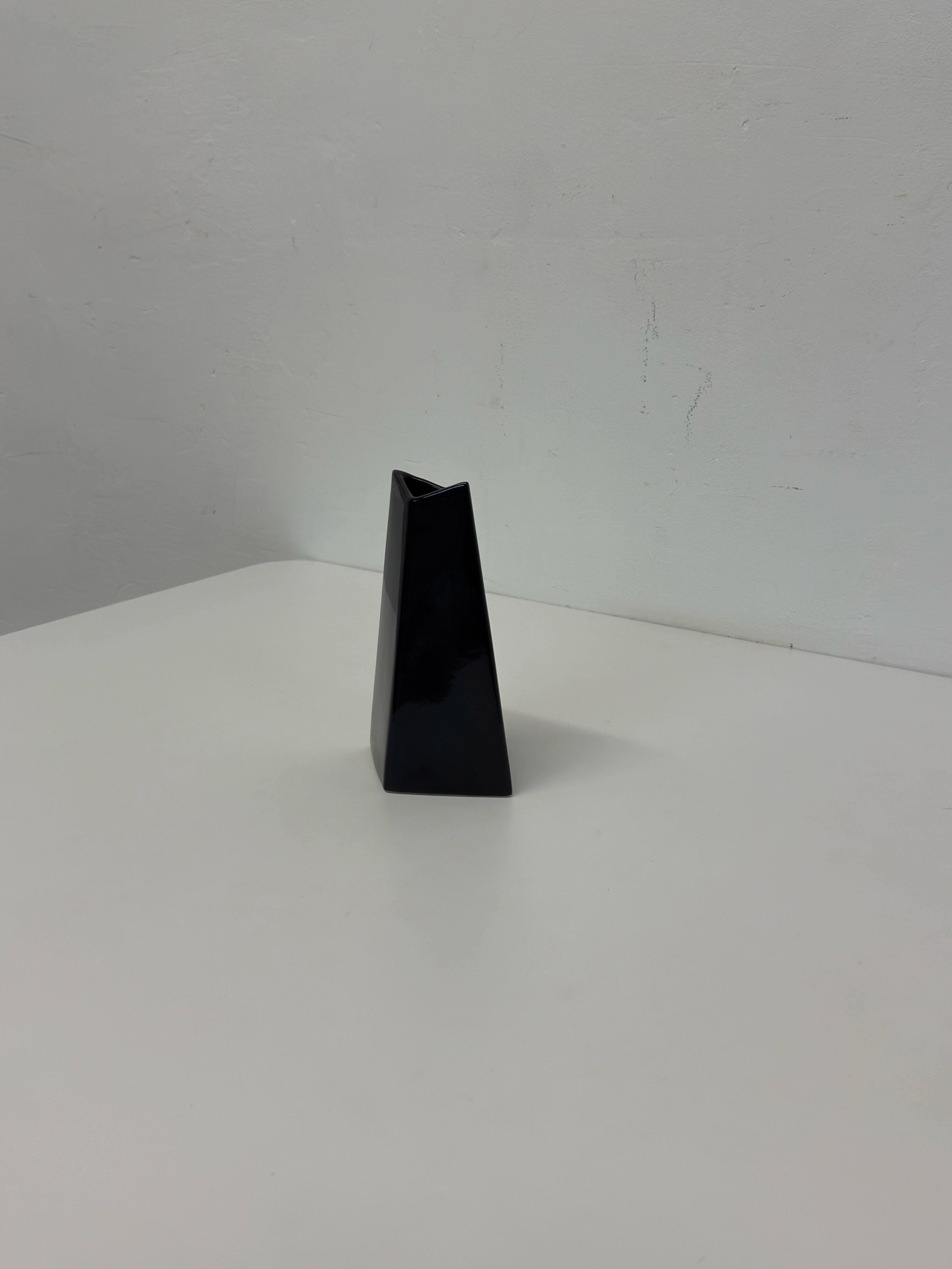 20ième siècle Vase à bourgeons postmoderne en céramique noire à facettes, années 1990 en vente