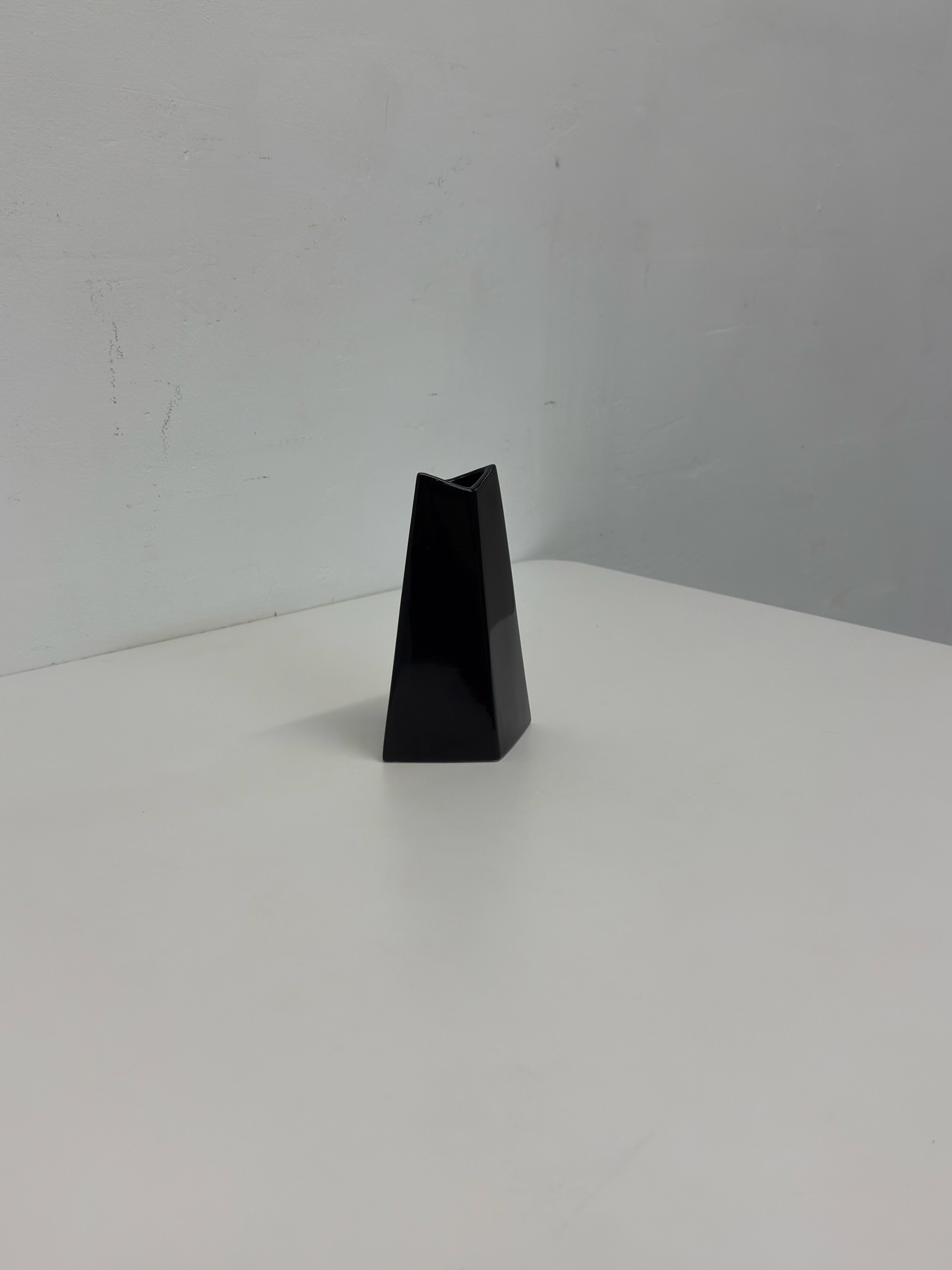 Céramique Vase à bourgeons postmoderne en céramique noire à facettes, années 1990 en vente