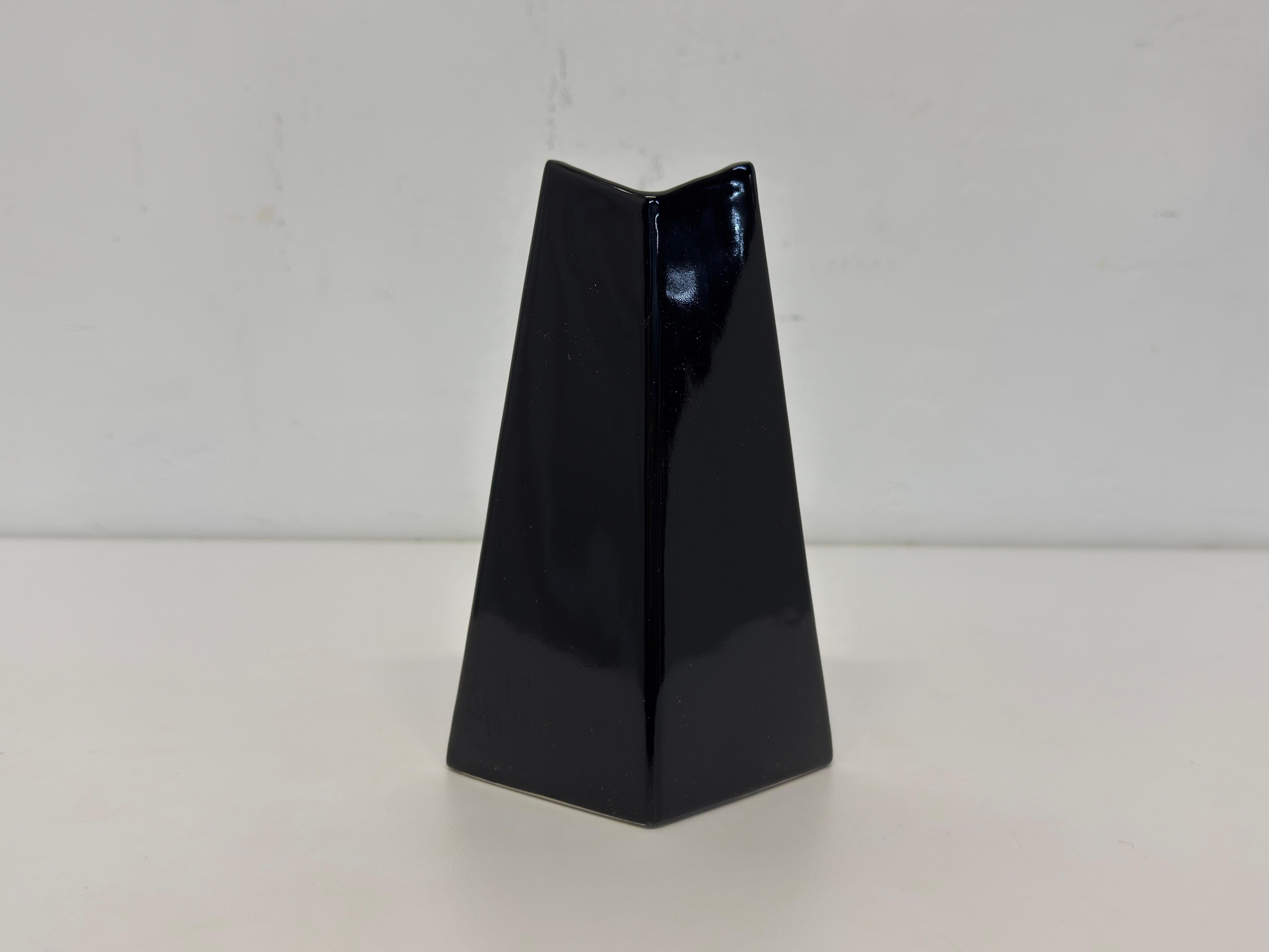 Vase à bourgeons postmoderne en céramique noire à facettes, années 1990 en vente 1