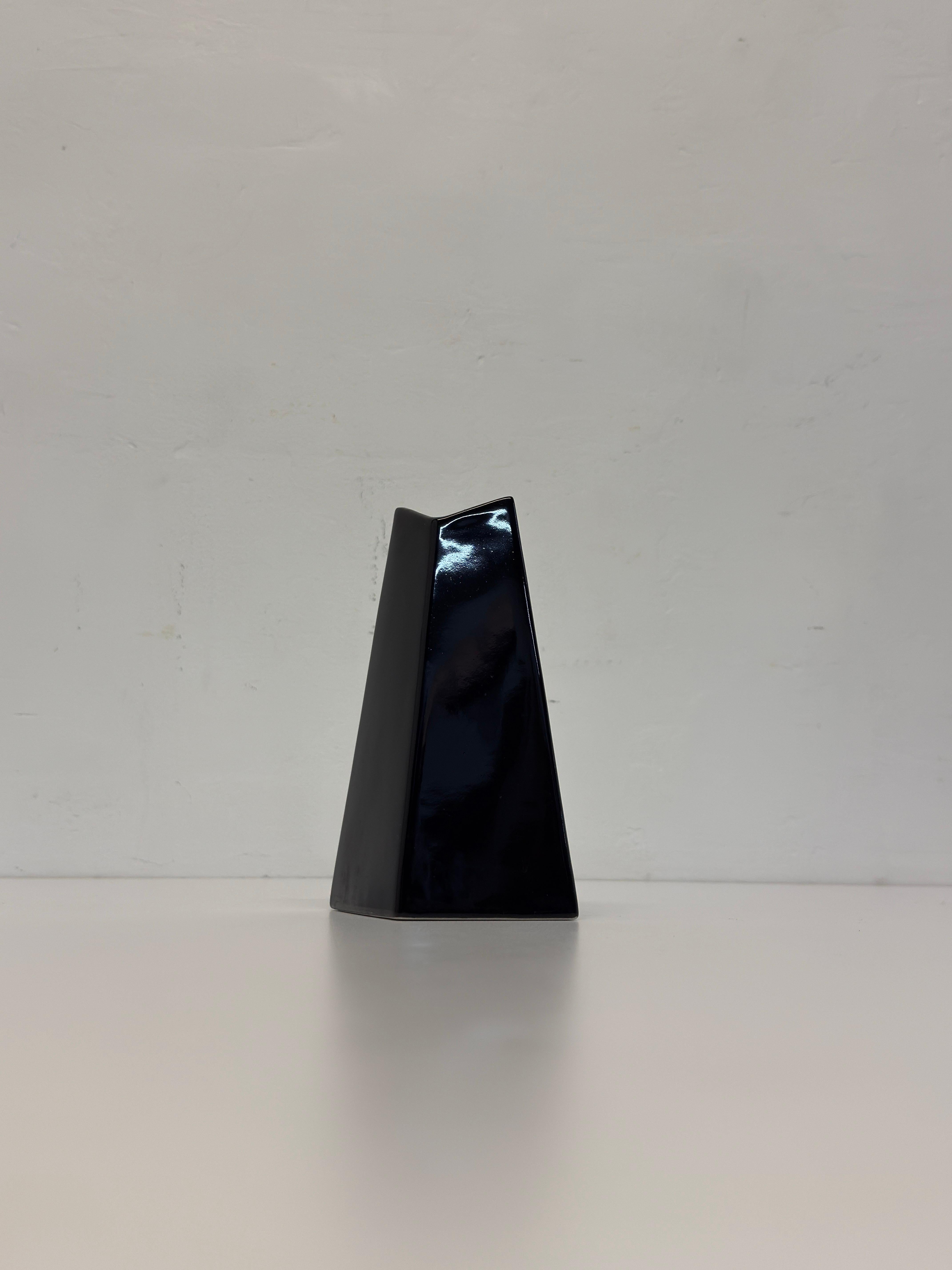 Vase à bourgeons postmoderne en céramique noire à facettes, années 1990 en vente 2
