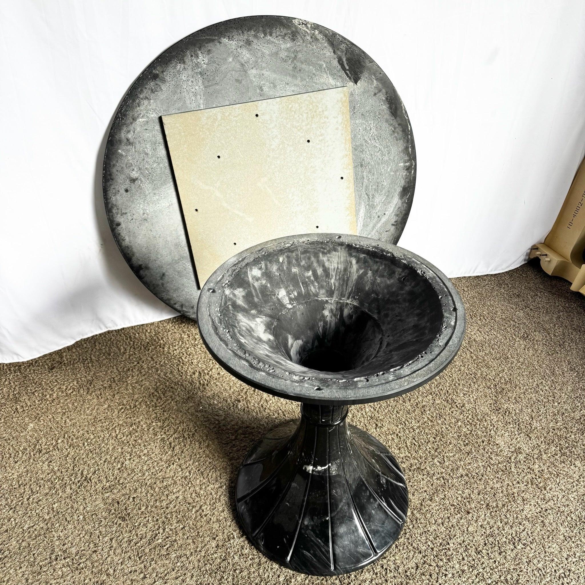 Transforma tu espacio con esta Mesa Postmoderna de Mármol Negro -dramático diseño giratorio con escultural elegancia de imitación de mármol-.
 
 Algo de desgaste superficial como se muestra en las fotos. 
 
 Vendemos artículos tal y como se