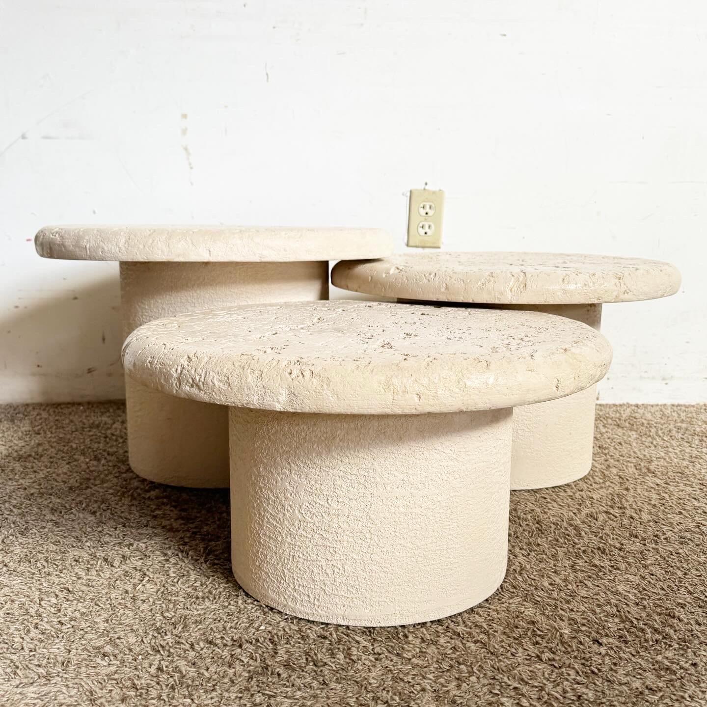 Verschönern Sie Ihre Einrichtung mit diesem verspielten Set aus 3 Postmodern Faux Coral Mushroom Nesting Tables. Diese Tische, die Korallenpilzen nachempfunden sind, sind eine einzigartige und lebendige Ergänzung für jeden Raum. Die
