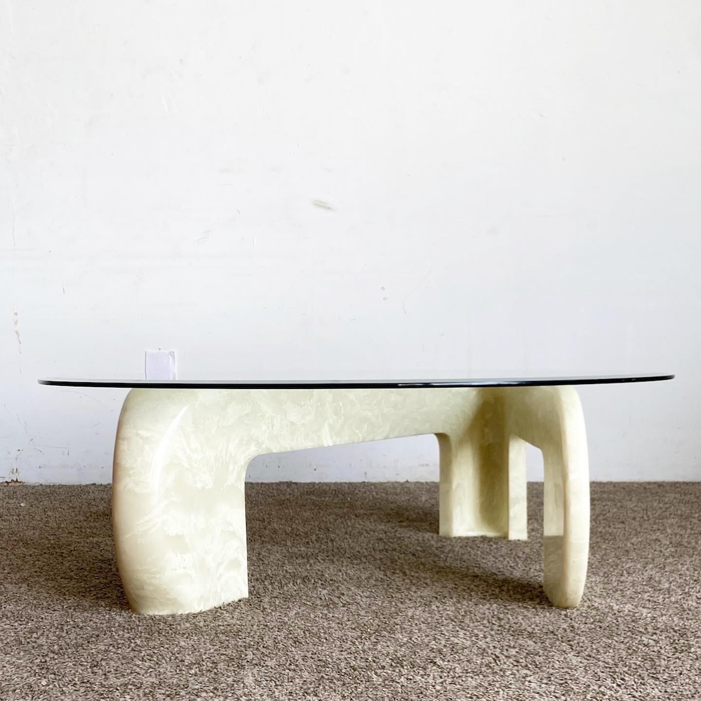 Table en Z postmoderne en faux marbre en fibre de verre : un plateau en verre épuré rencontre une base en forme de Z artistiquement conçue pour apporter une touche distinctive dans les espaces contemporains.

Table Z en faux marbre capturant