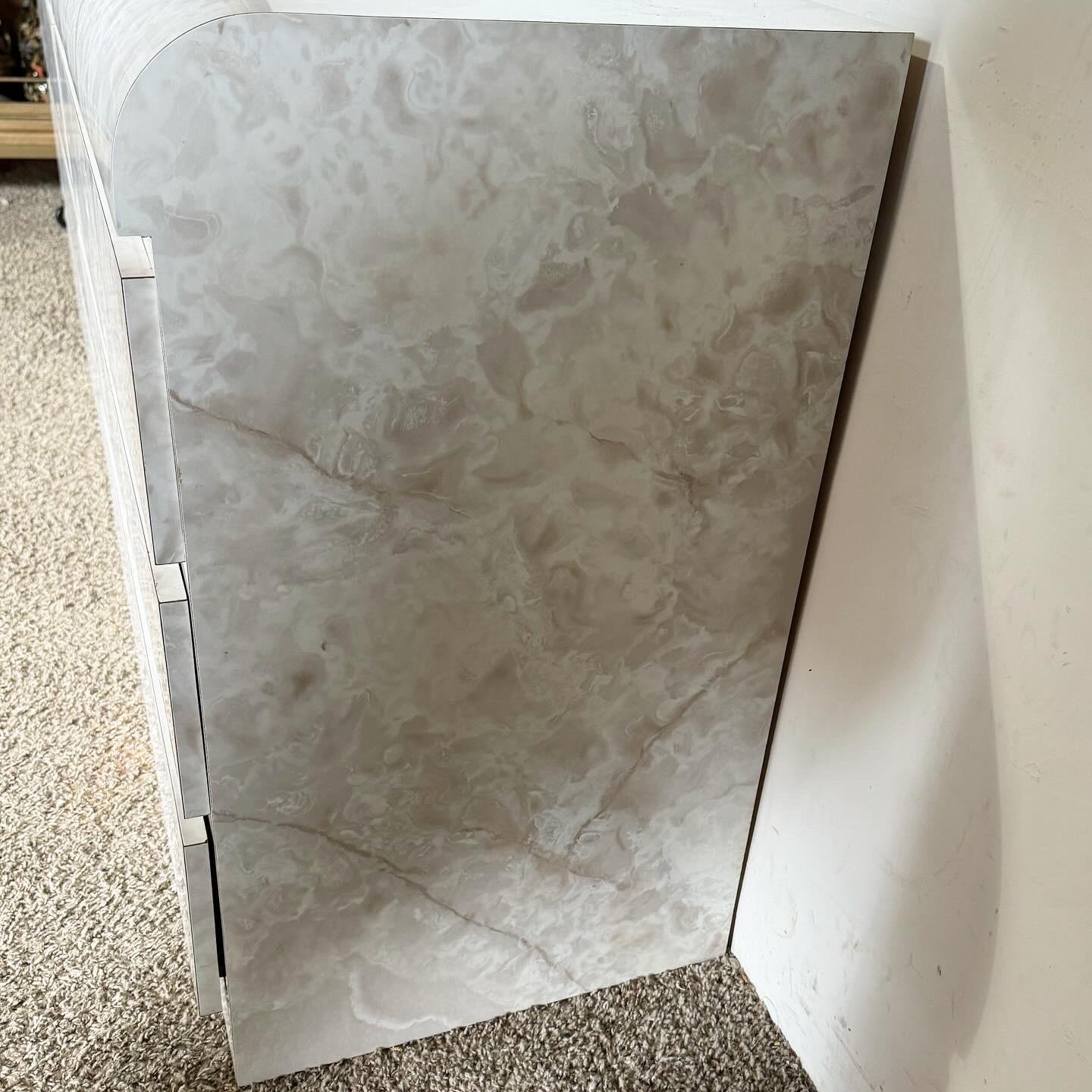 Americano Comò a cascata postmoderno in laminato finto marmo - 6 cassetti in vendita