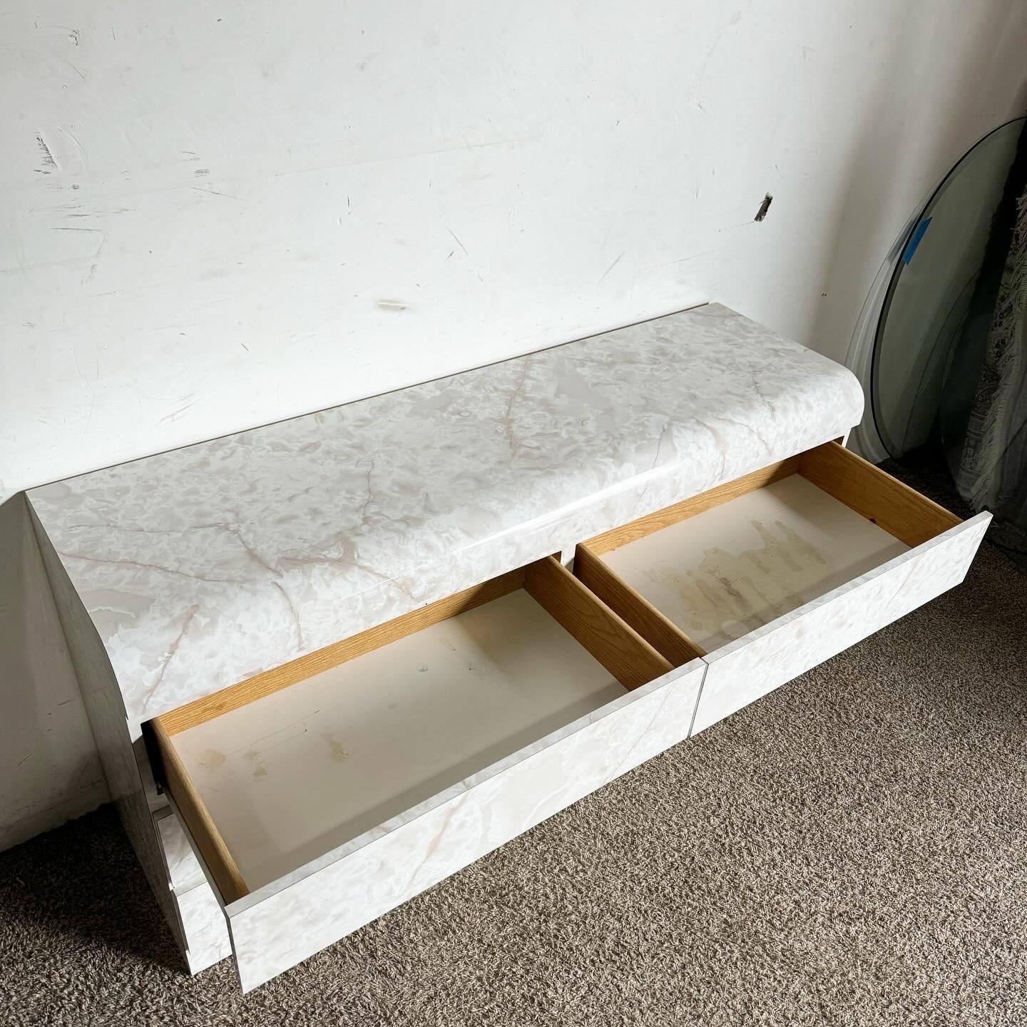 Legno Comò a cascata postmoderno in laminato finto marmo - 6 cassetti in vendita