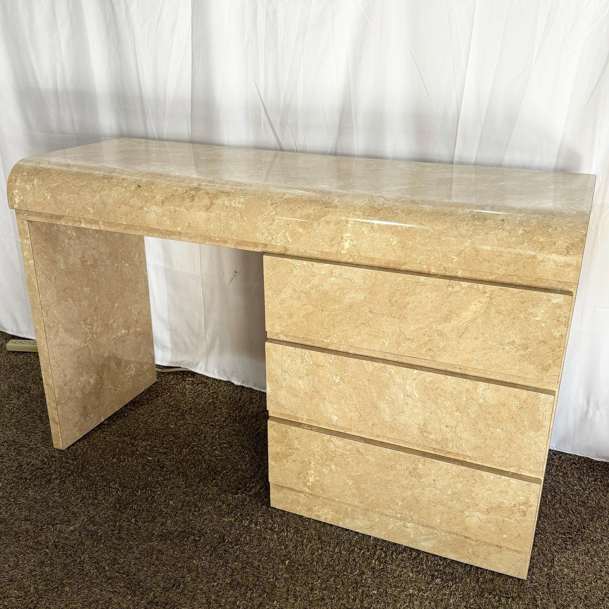 Scrivania a cascata postmoderna in finto laminato di marmo Tan/Beige con tre cassetti spaziosi e un elegante design a cascata, perfetto per gli interni contemporanei.
 
 Vendiamo gli articoli così come sono stati acquistati, senza alcun restauro o