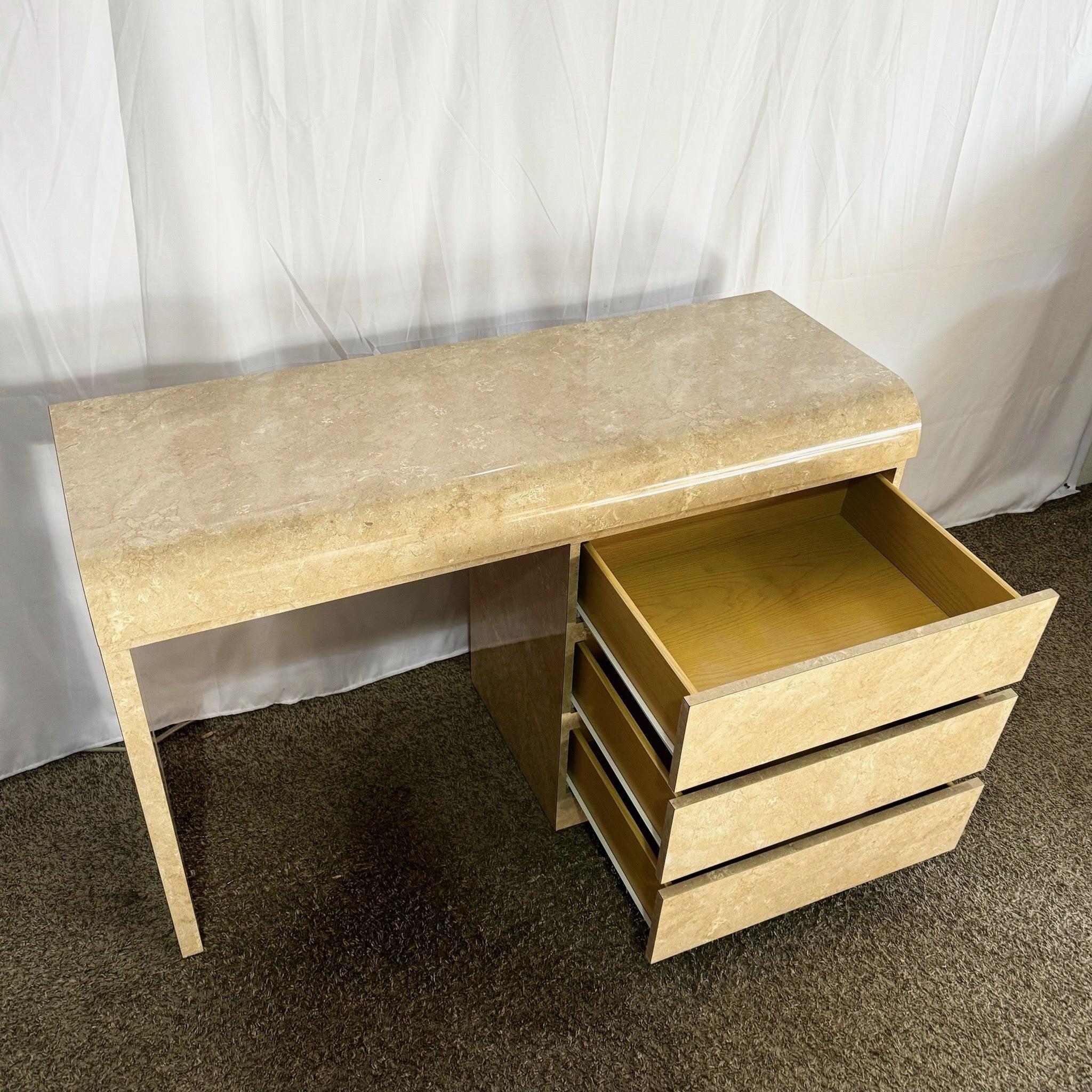 Legno Scrivania postmoderna a cascata in laminato di marmo finto tan/beige in vendita