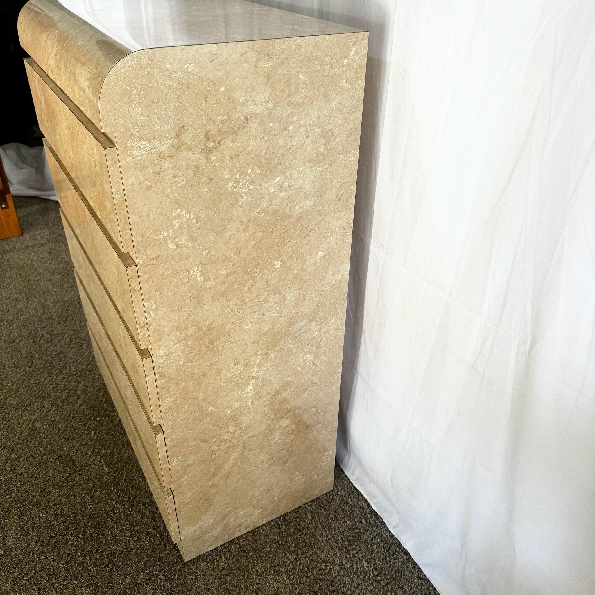 Américain Robe de commode haute postmoderne en stratifié de marbre faux brun clair/beige en vente