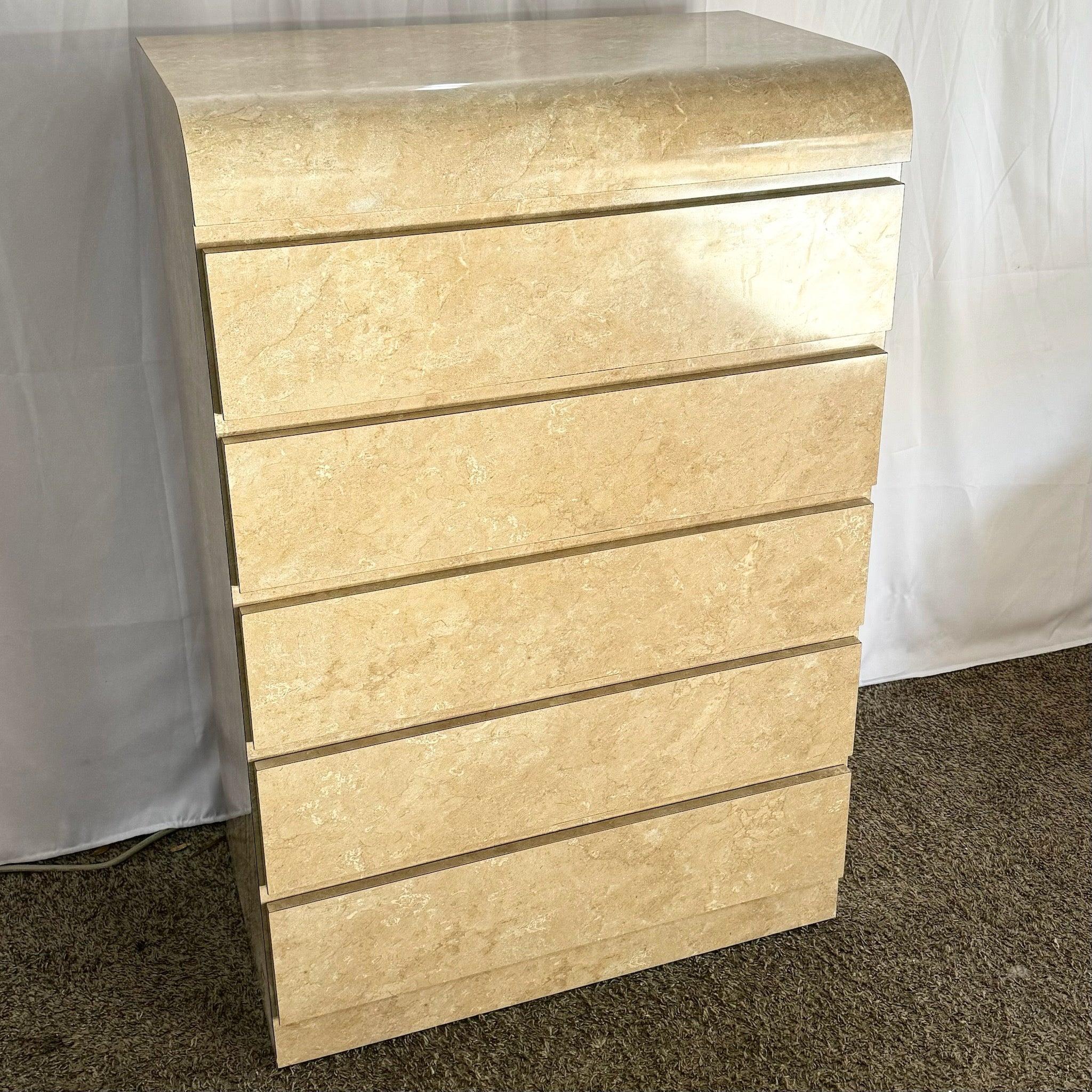 Robe de commode haute postmoderne en stratifié de marbre faux brun clair/beige Bon état - En vente à Delray Beach, FL