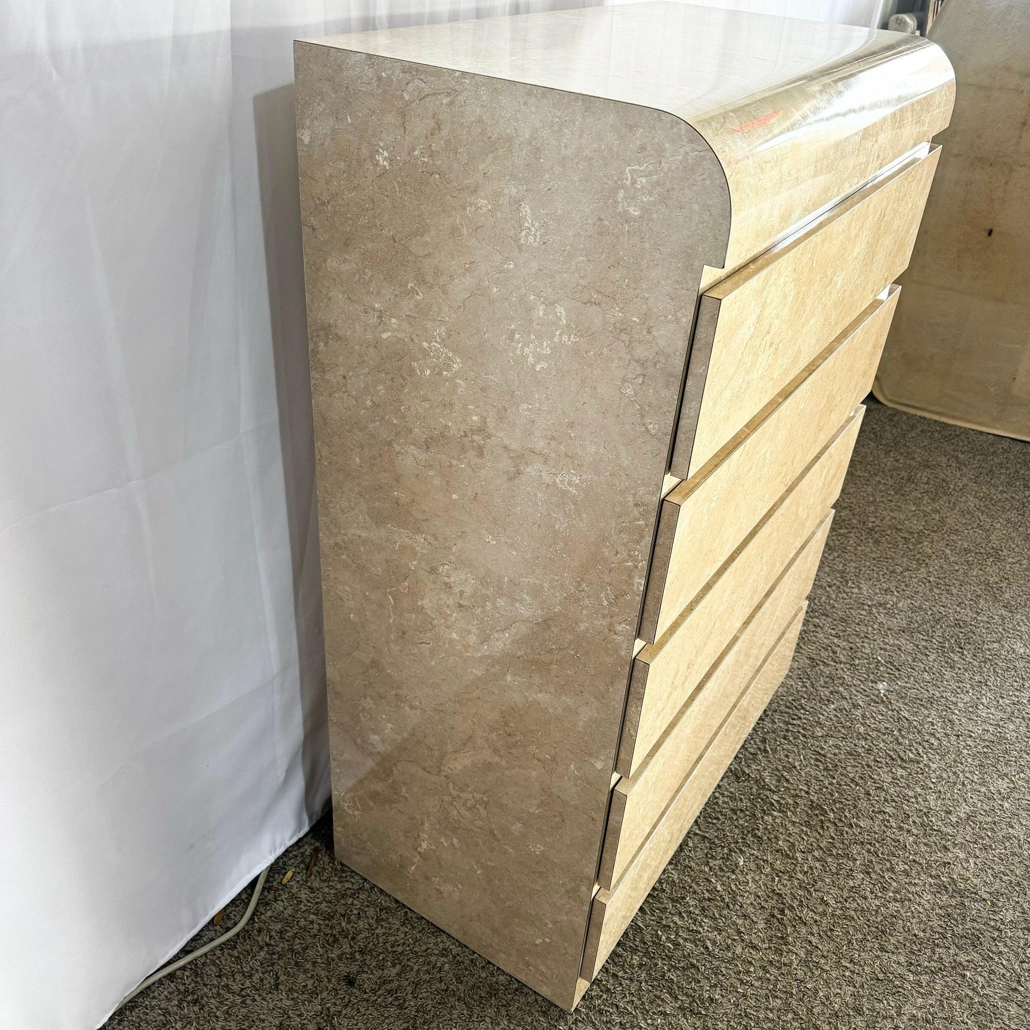 Fin du 20e siècle Robe de commode haute postmoderne en stratifié de marbre faux brun clair/beige en vente