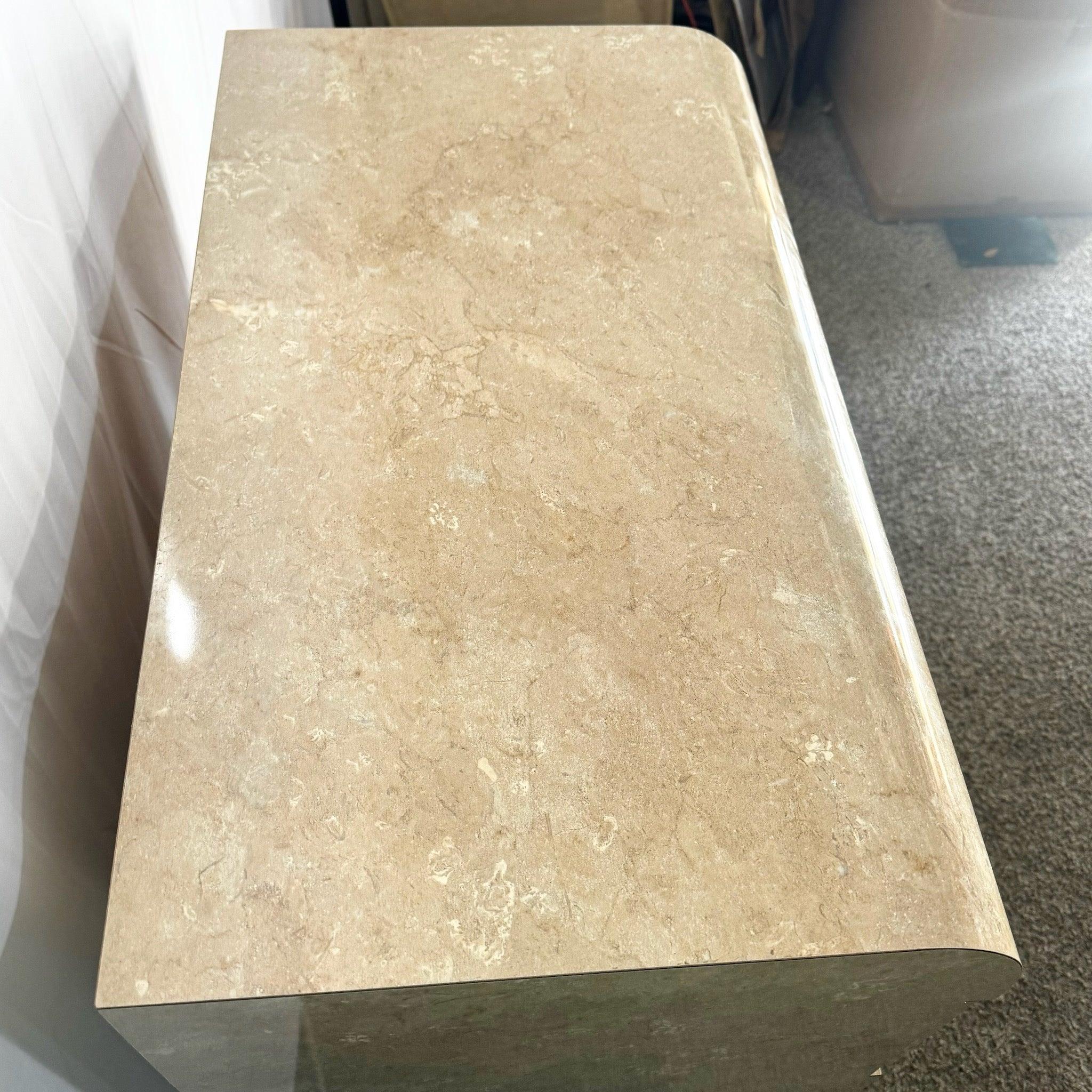 Bois Robe de commode haute postmoderne en stratifié de marbre faux brun clair/beige en vente