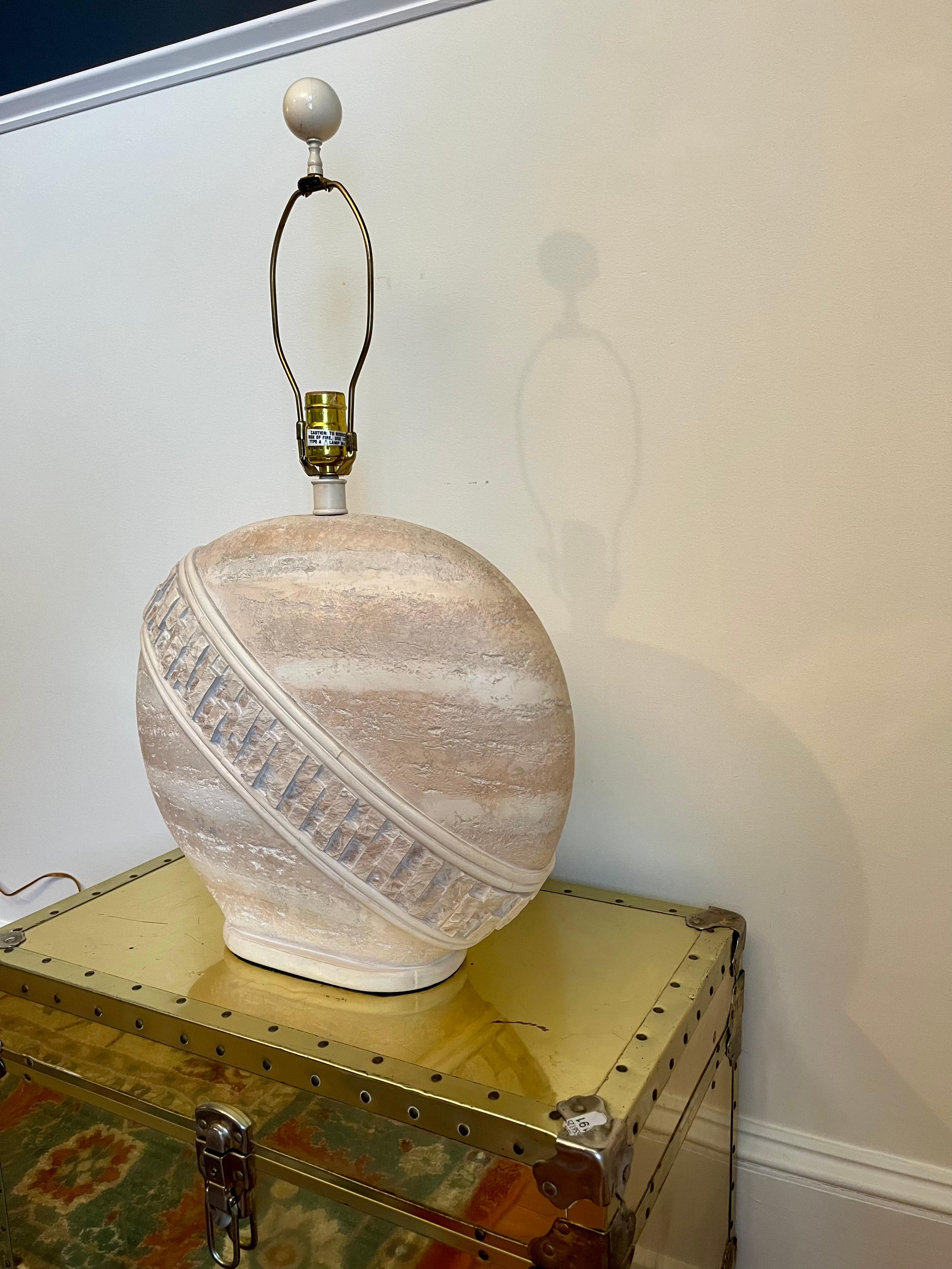 Lampe postmoderne en fausse pierre tessellée Bon état - En vente à W Allenhurst, NJ