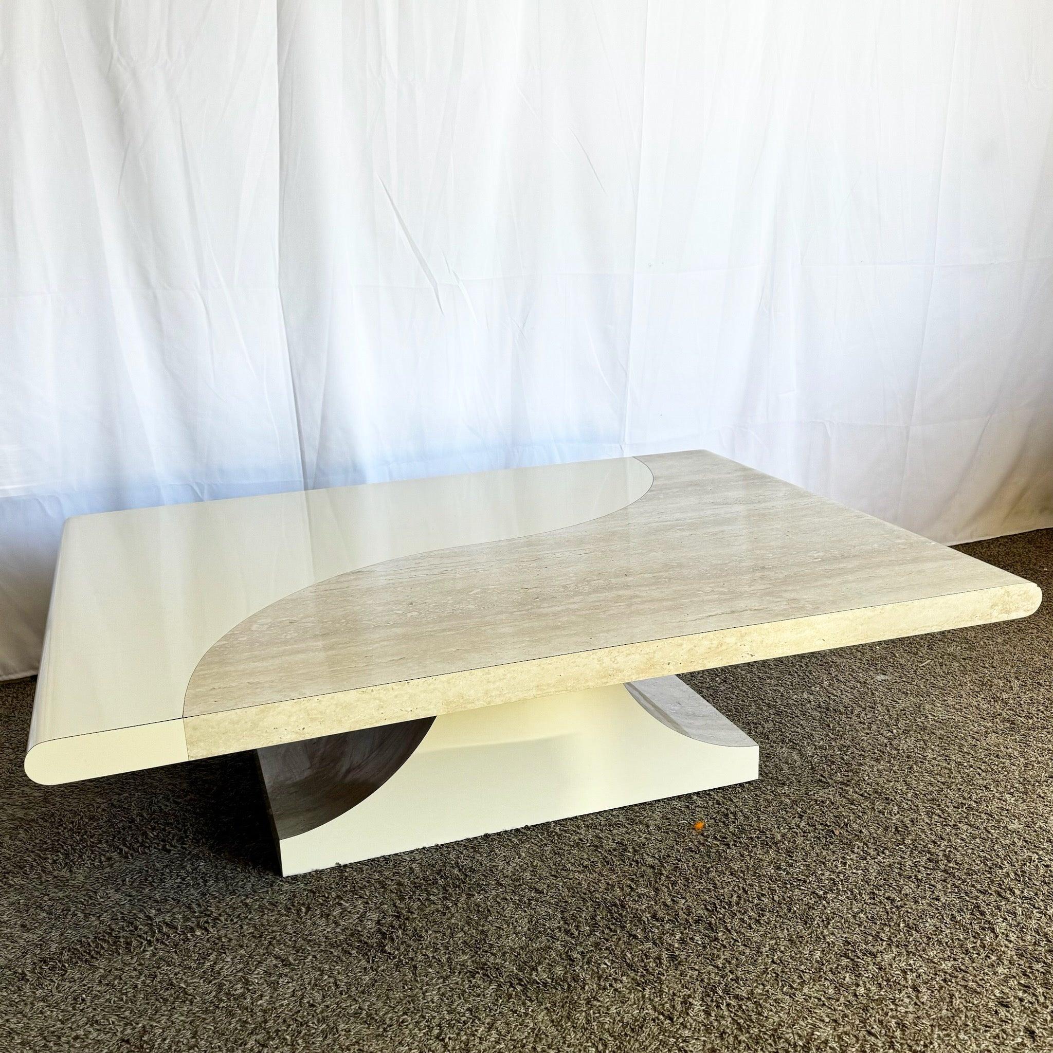 Table basse postmoderne en faux travertin présentant un design sculpté épuré et une esthétique minimaliste, parfaite pour les espaces de vie contemporains.
 
 Petits éclats sur les bords comme indiqué sur les photos.
 
 Nous vendons les articles