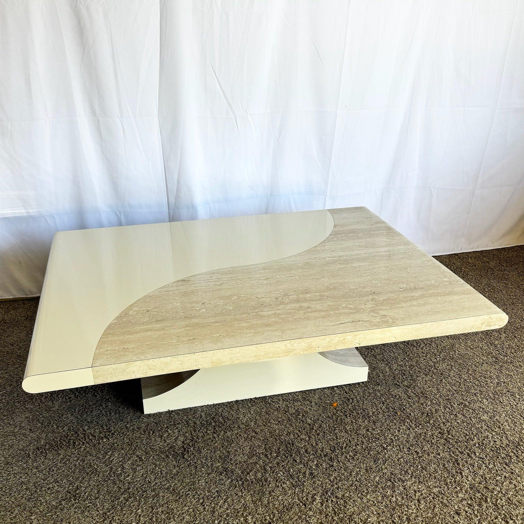 Table basse postmoderne sculptée en faux travertin et stratifié crème Bon état - En vente à Delray Beach, FL