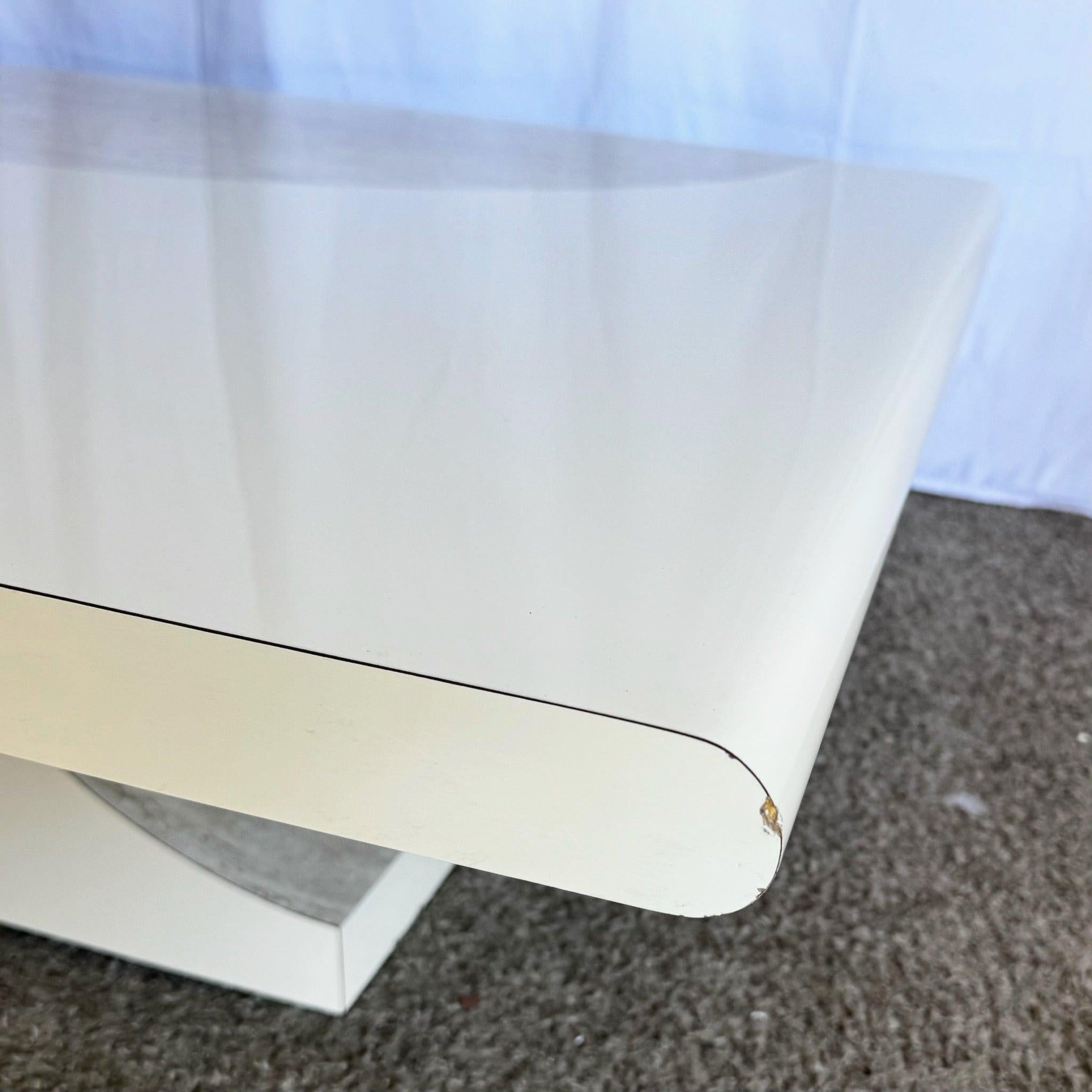 Fin du 20e siècle Table basse postmoderne sculptée en faux travertin et stratifié crème en vente