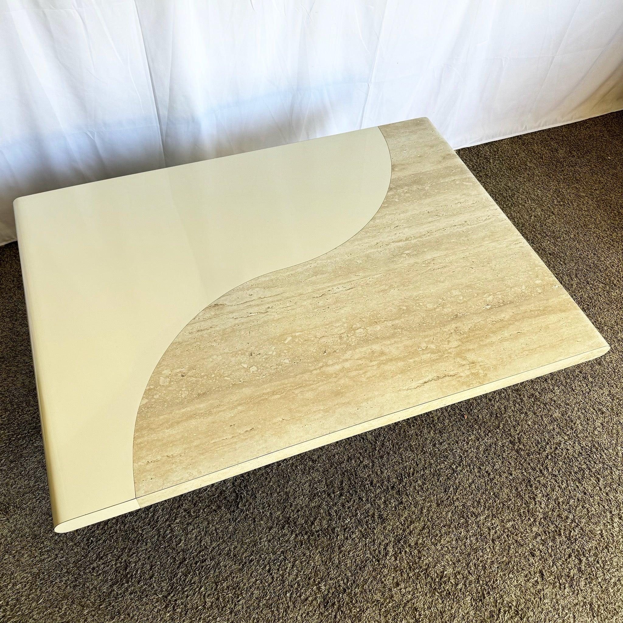 Bois Table basse postmoderne sculptée en faux travertin et stratifié crème en vente