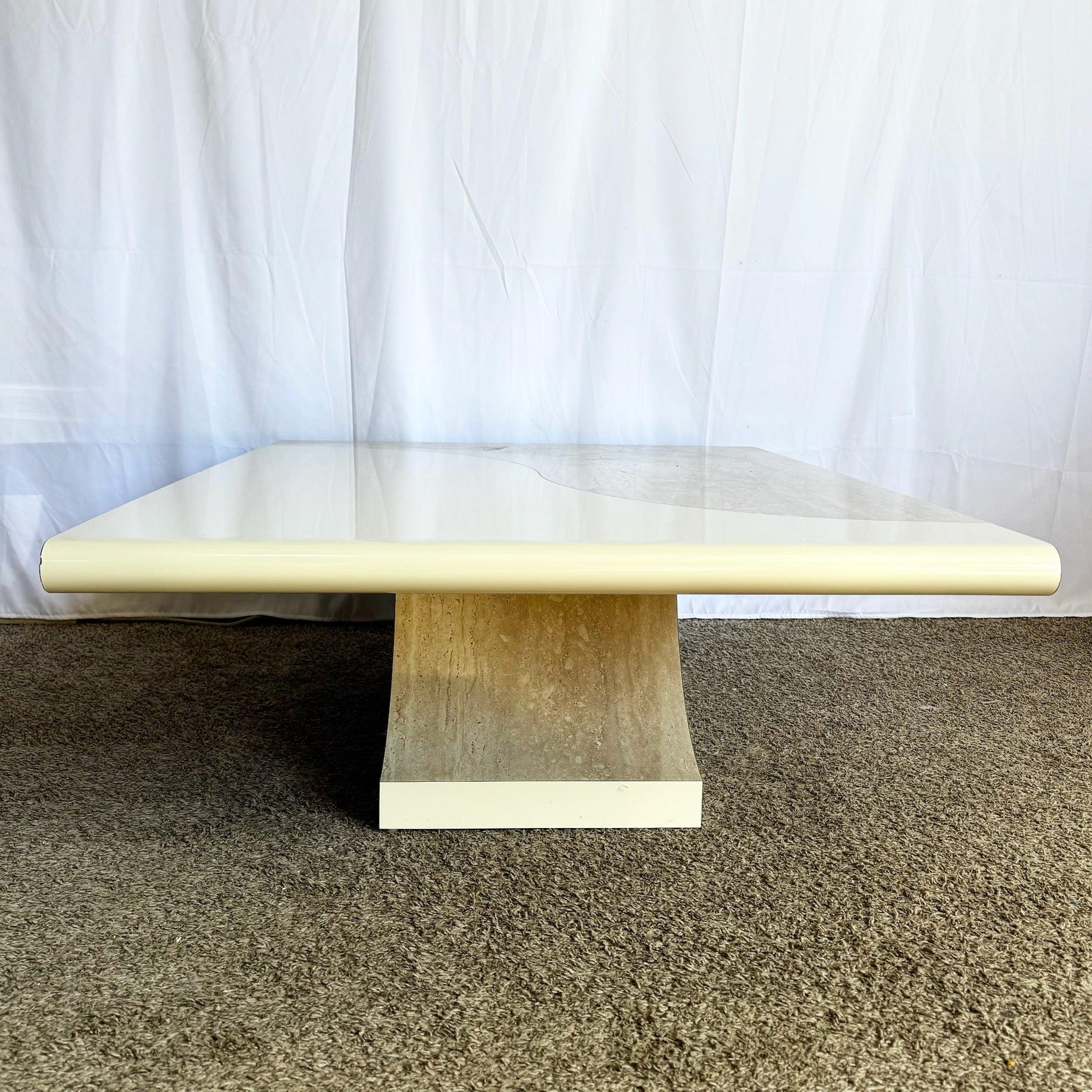 Table basse postmoderne sculptée en faux travertin et stratifié crème en vente 1