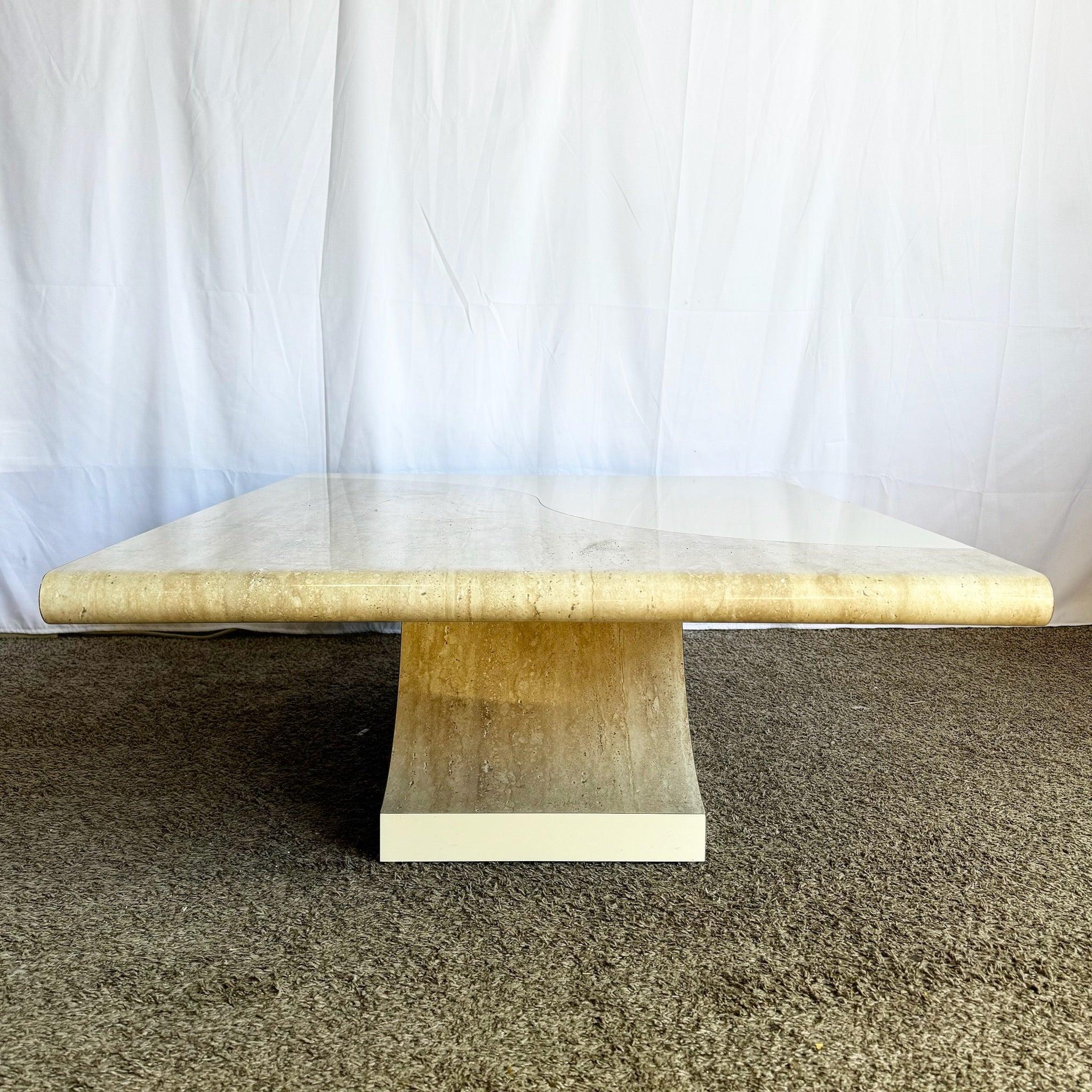 Table basse postmoderne sculptée en faux travertin et stratifié crème en vente 2