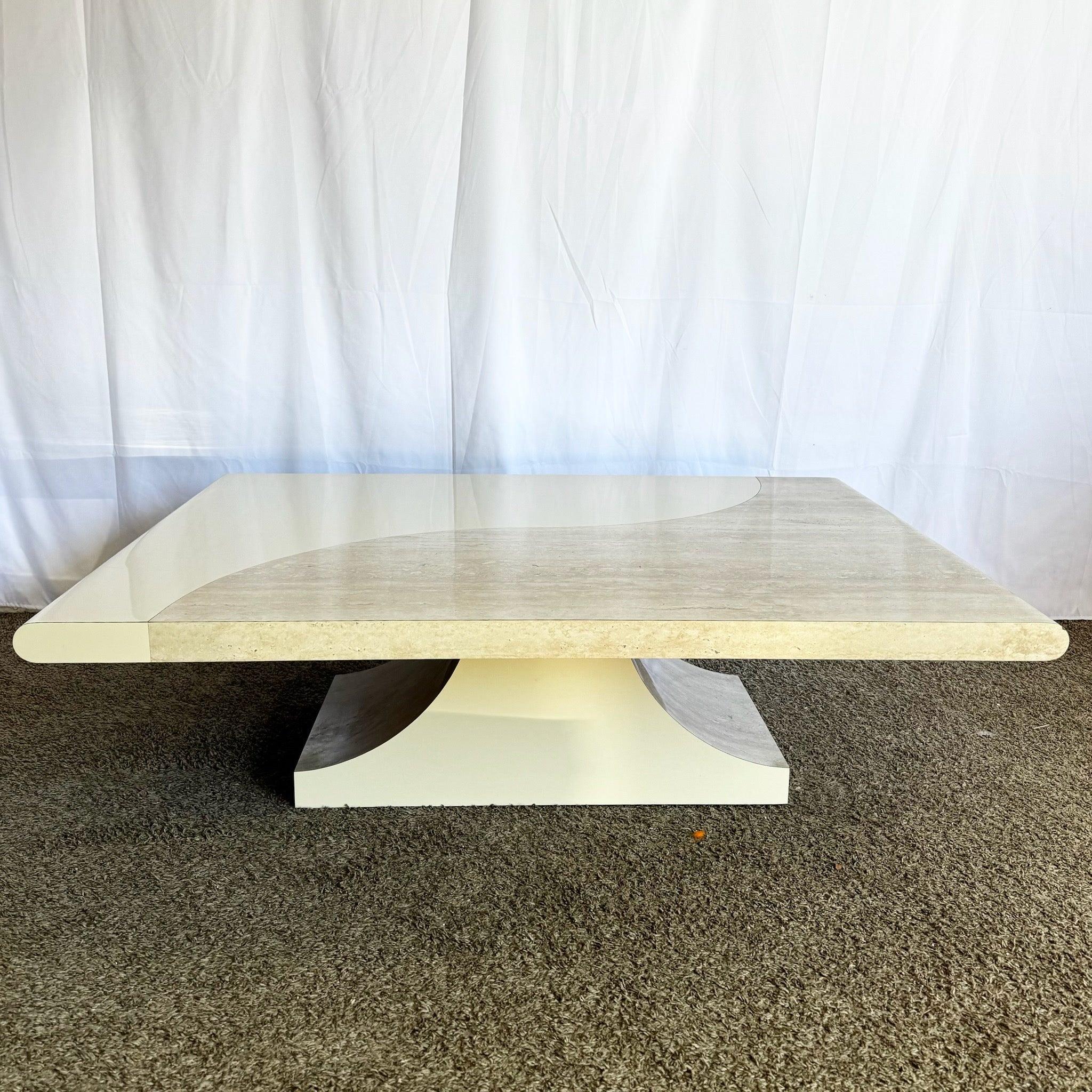 Table basse postmoderne sculptée en faux travertin et stratifié crème en vente 3