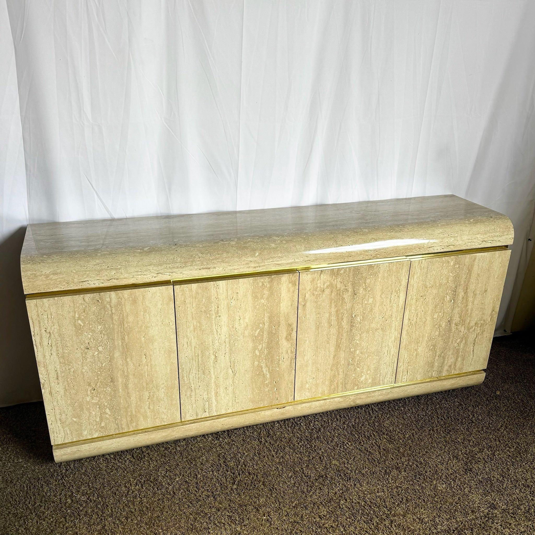 Credenza postmoderna a cascata in laminato finto travertino con accenti dorati, caratterizzata da un design elegante, un ampio spazio di archiviazione e un'eleganza moderna.
 
 Piccola scheggiatura sulla parte inferiore della parte anteriore, come