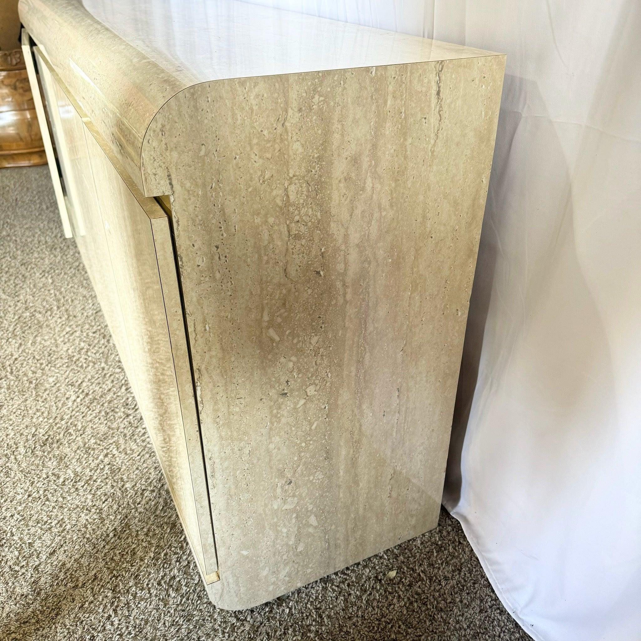 Credenza a cascata postmoderna in laminato finto travertino con accenti dorati In condizioni buone in vendita a Delray Beach, FL