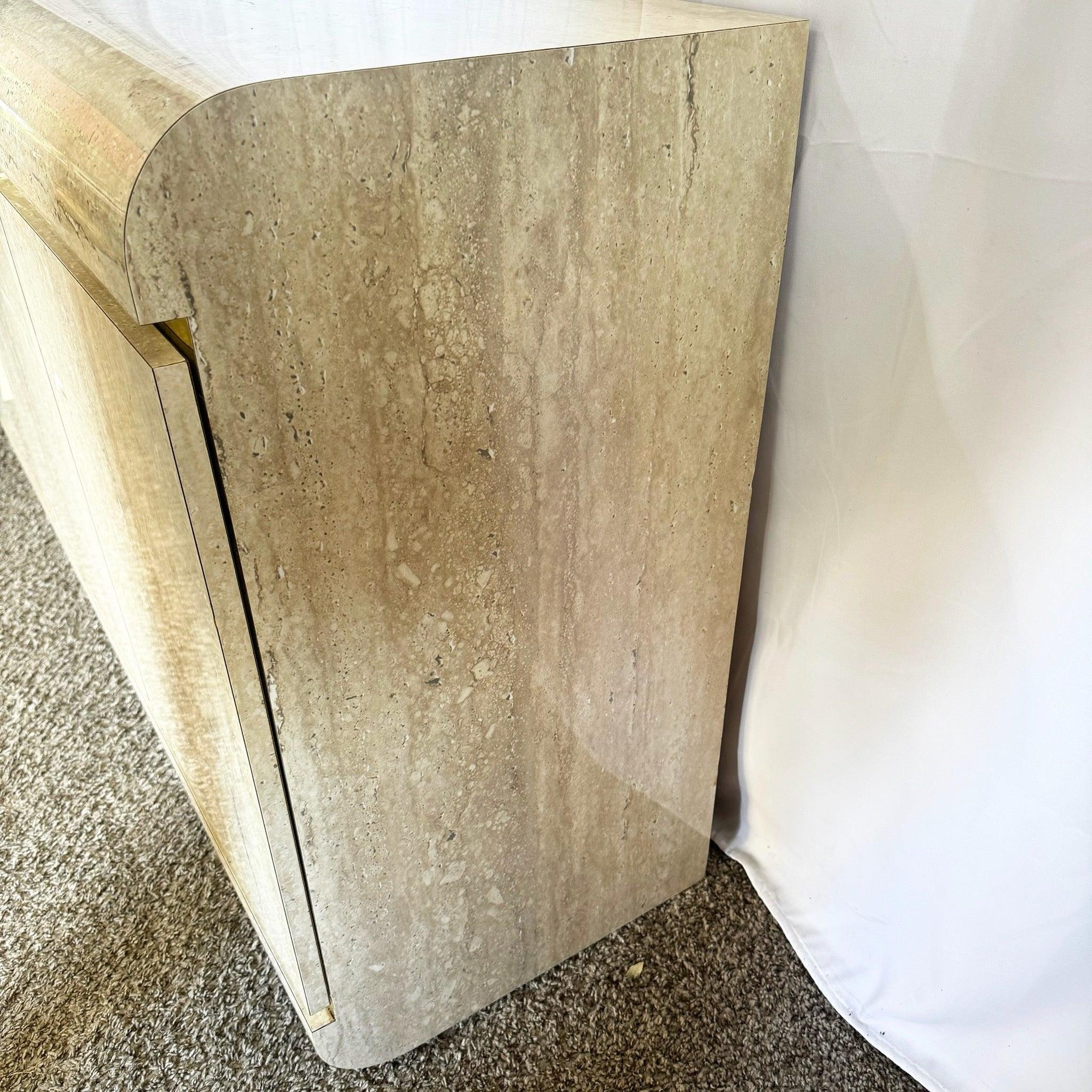 Fine XX secolo Credenza a cascata postmoderna in laminato finto travertino con accenti dorati in vendita