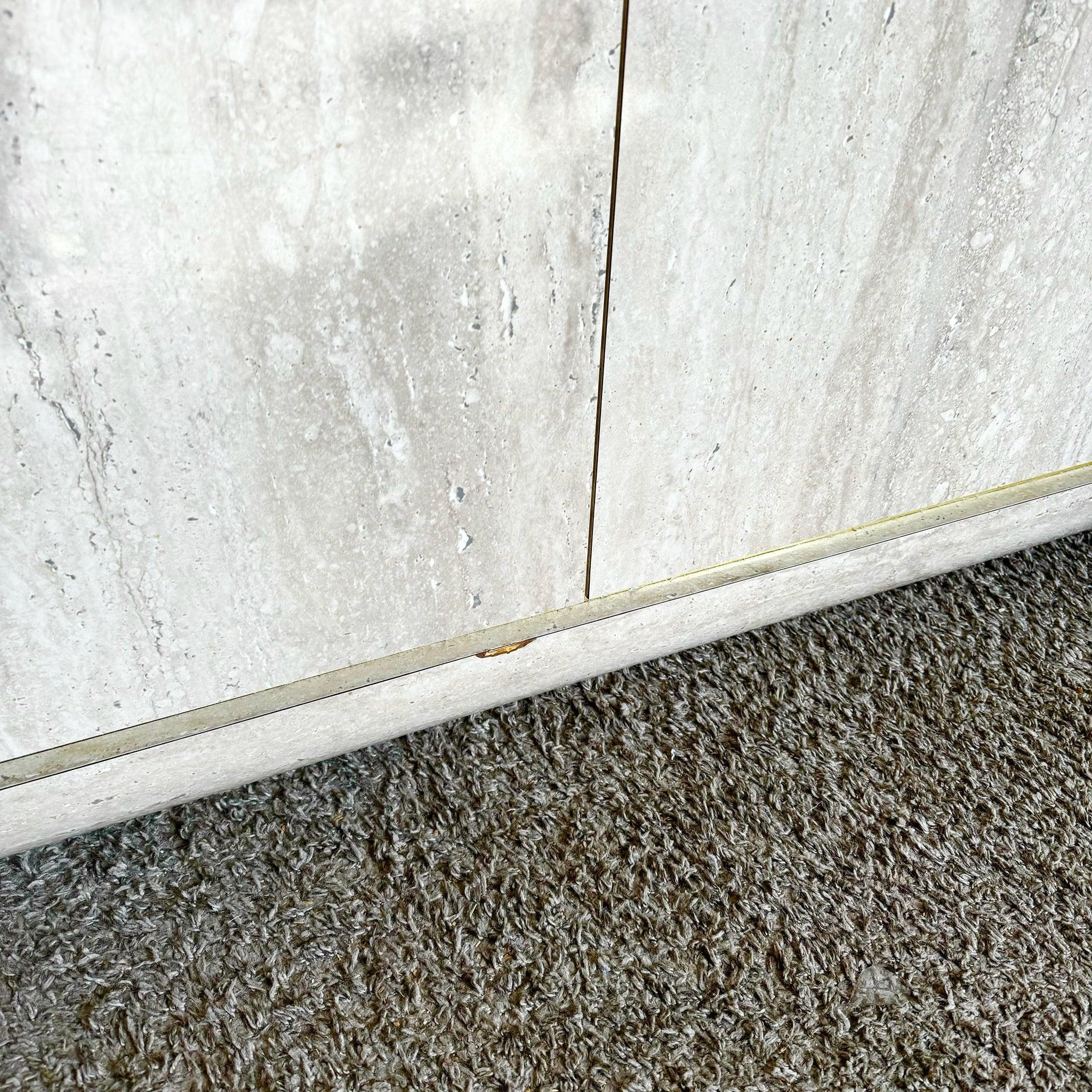 Credenza a cascata postmoderna in laminato finto travertino con accenti dorati in vendita 1