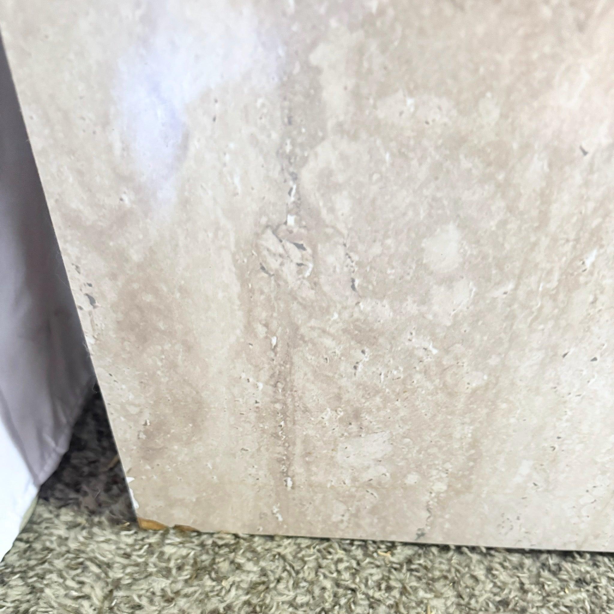 Credenza a cascata postmoderna in laminato finto travertino con accenti dorati in vendita 2