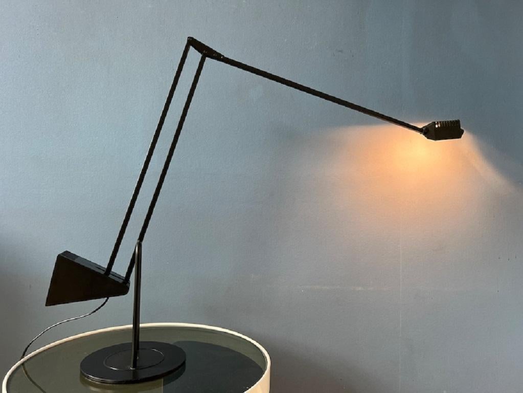 Postmoderne Flamingo-Schreibtischlampe aus den 80ern von Fridolin Naef für Luxo. Dieses atemberaubende Stück ist unglaublich flexibel, wie auf den Bildern zu sehen ist. Das Stück hat ein wunderschönes intelligentes Design und ist sehr vielseitig.