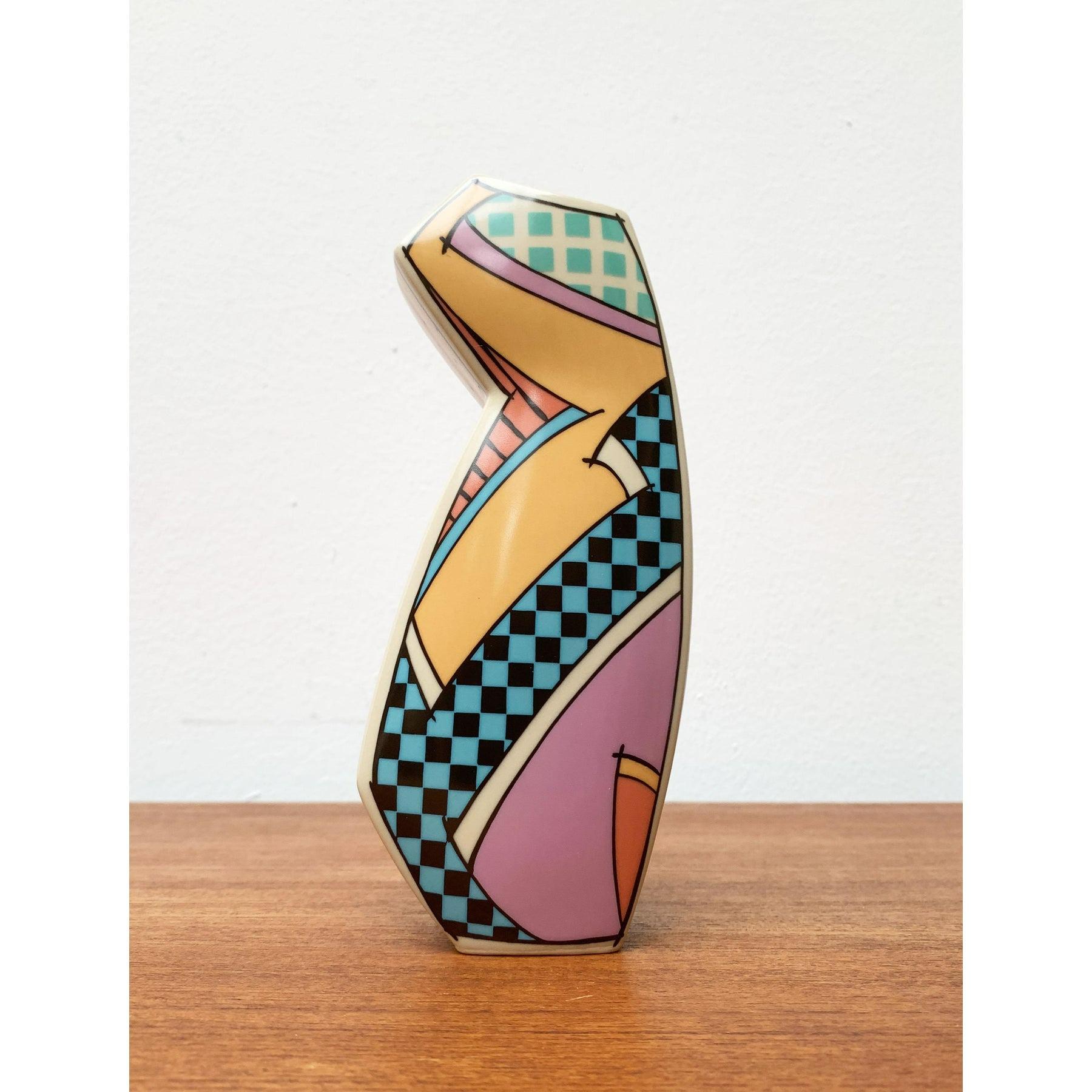 Rarísimo candelabro postmoderno de la serie Flash One de Rosenthal. Esta pieza tiene una marca de atribución, estoy seguro de que es completamente auténtica y asumo toda la responsabilidad por cualquier problema de autenticidad derivado de una