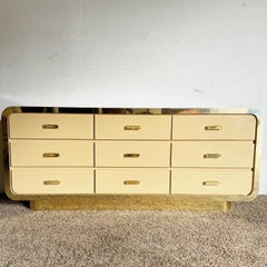 Commode cascade postmoderne en stratifié laqué chair avec accents dorés