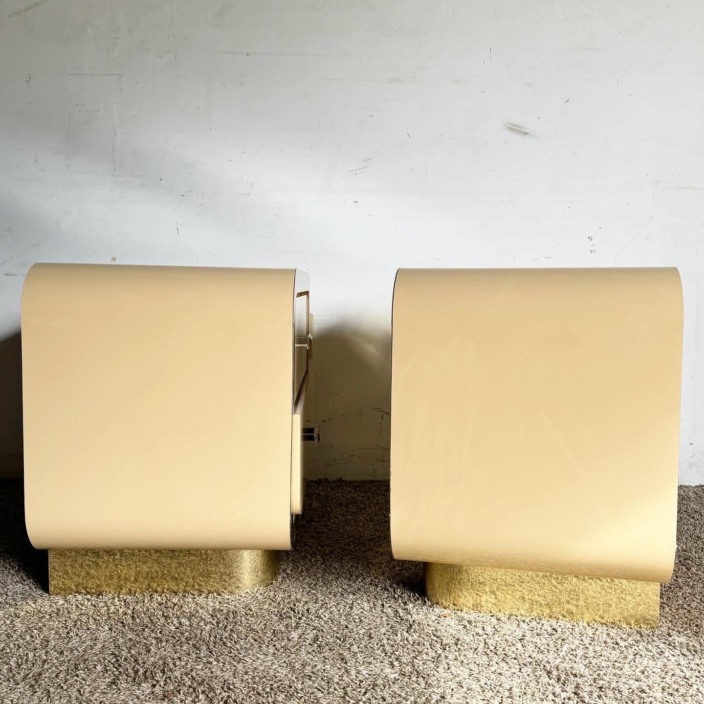 20ième siècle Paire de tables de nuit postmodernes en laque fléchie et stratifié avec accents dorés en vente
