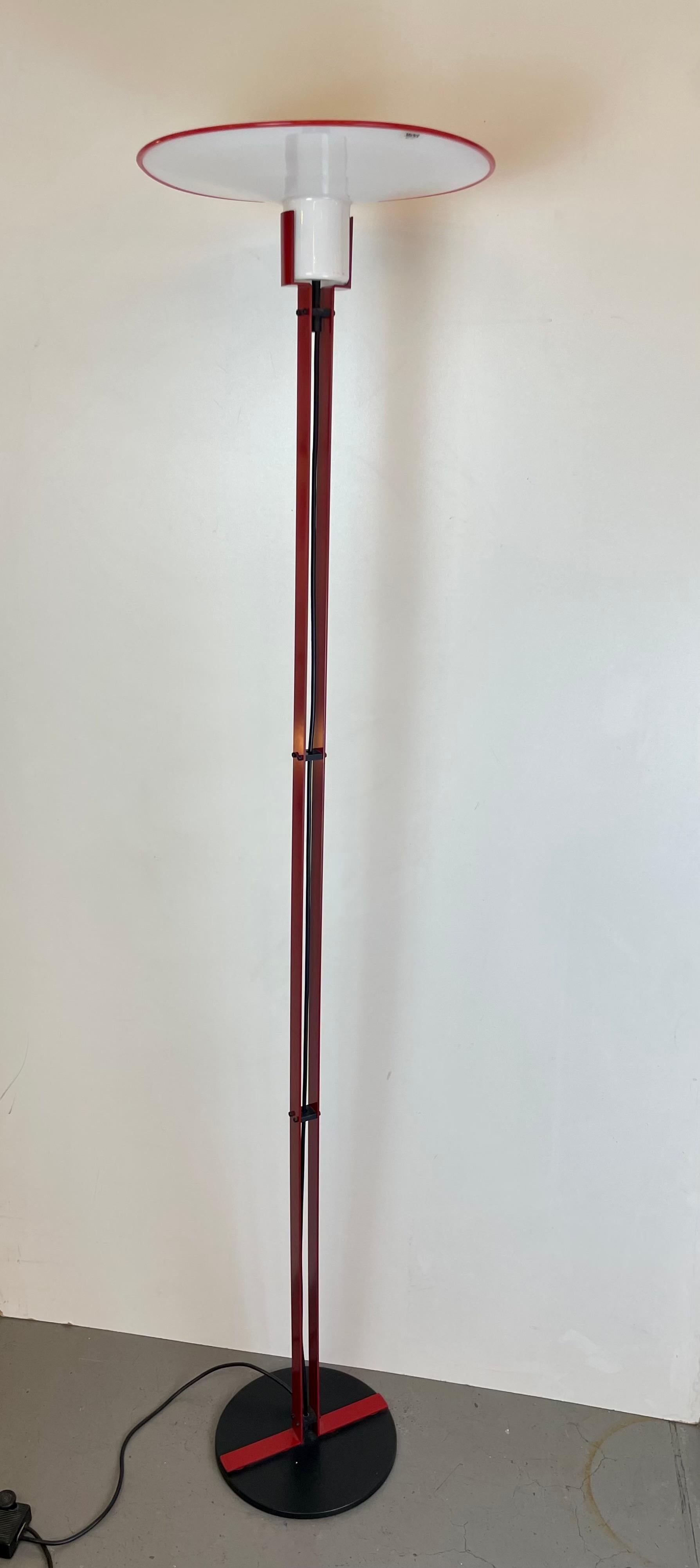 Lámpara de pie postmoderna de VeArt, años 80 en venta 2
