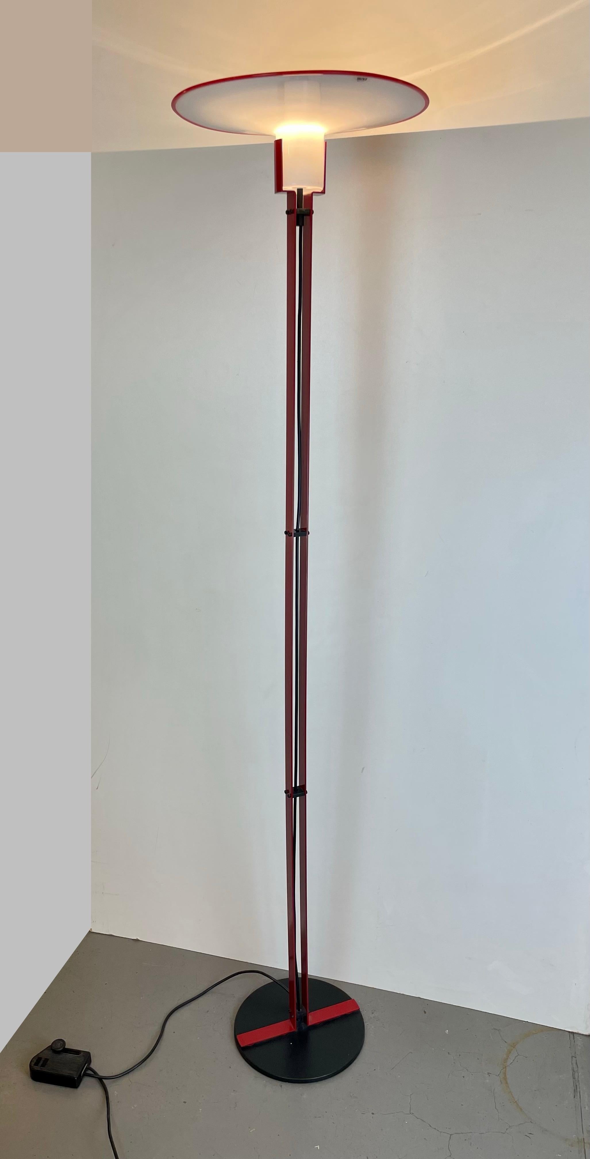 
Rara lámpara de pie postmoderna alta de acero esmaltado rojo y negro con pantalla de cristal de Murano blanco con borde rojo. Regulable
-
Rara lámpara posmoderna de gran tamaño, de acero mate rojo y negro, con un abat-jour de cristal de Murano