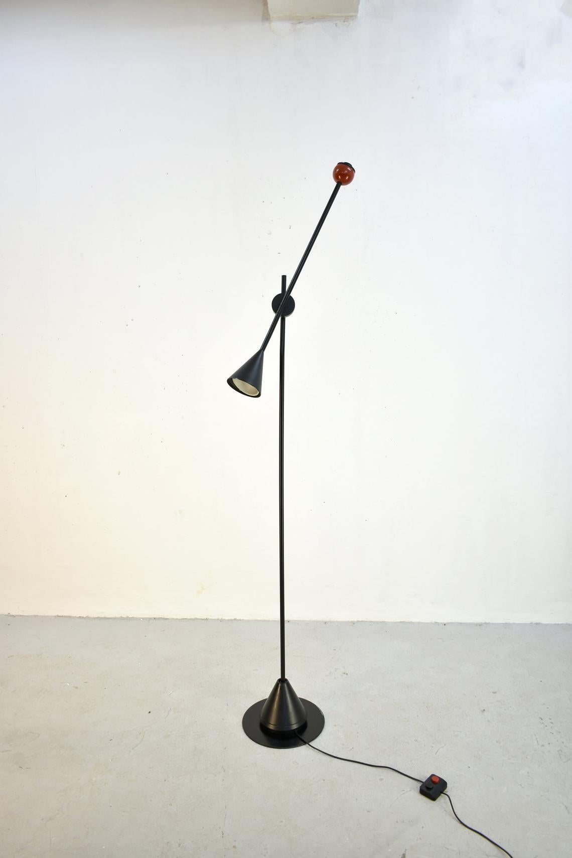 Postmoderne Lampadaire postmoderne 'Ettore' par Ernesto Gizmondi pour Artemide, Italie, années 1980 en vente