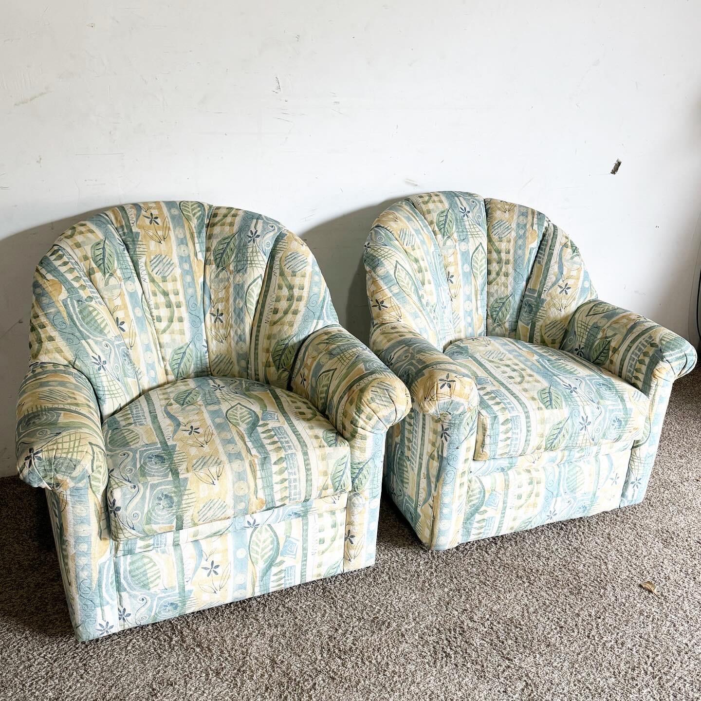 Adoptez le charme du design postmoderne avec cette paire de chaises pivotantes postmodernes en tissu à motif floral. Ces chaises dynamiques présentent des motifs floraux audacieux et colorés qui confèrent une atmosphère à la fois sophistiquée et