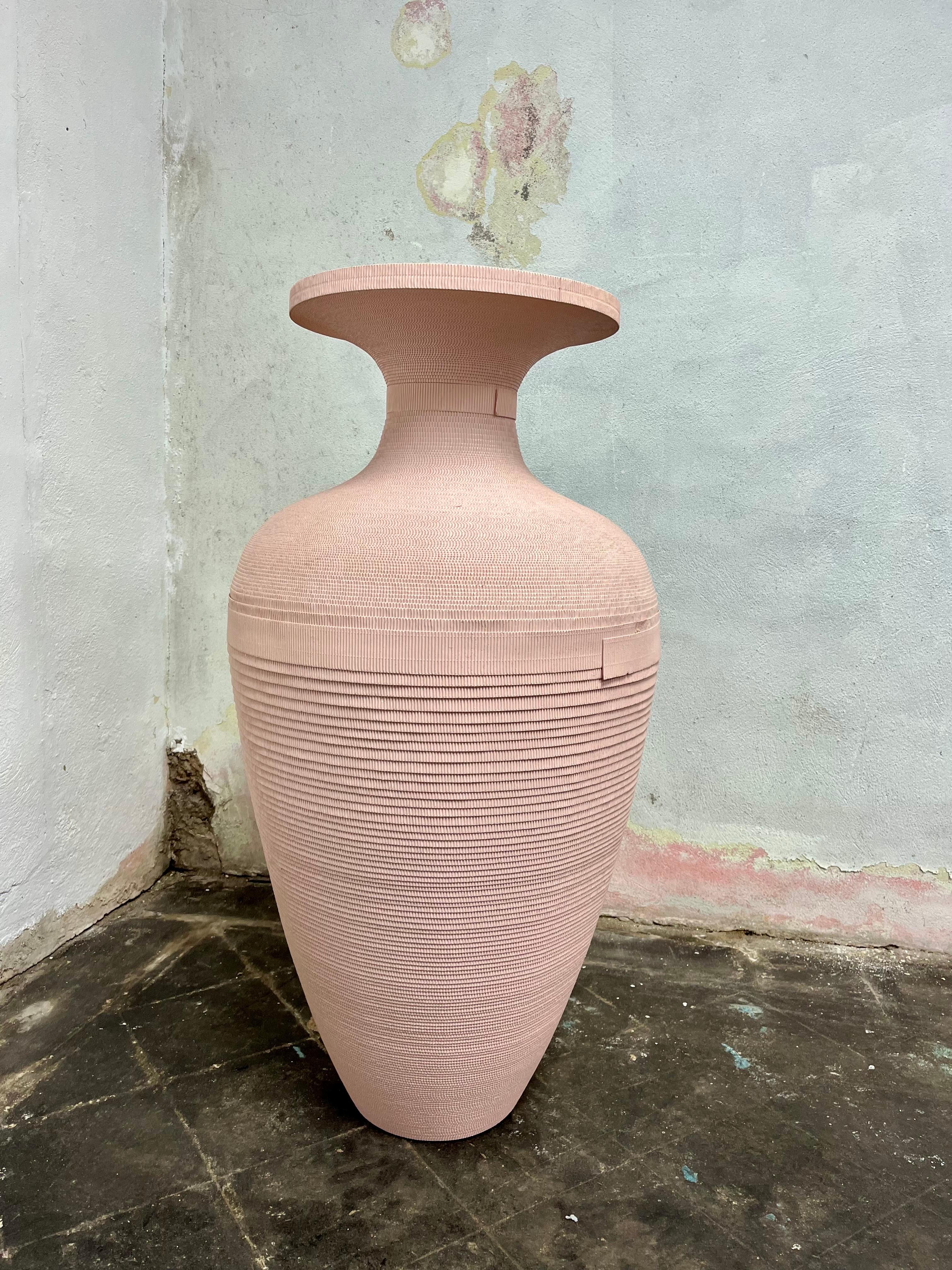 Exceptionnel vase de sol postmoderne de Flute Chicago. Couleur mauve ou rose doux. Beau mouvement dans le design avec une influence grecque cannelée. Grande taille.
En bordure de route vers NYC/Philly $350