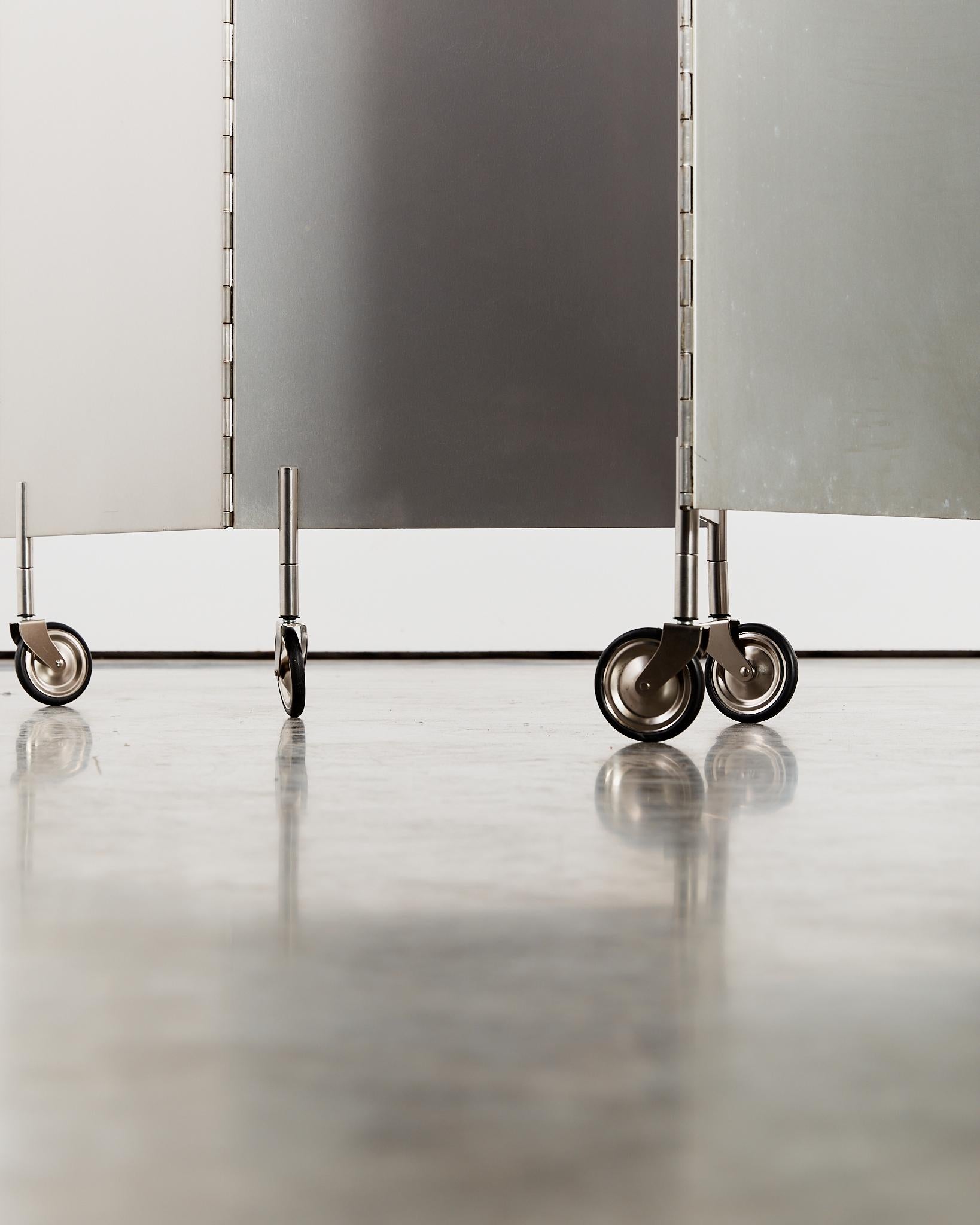 Postmoderner Aluminium-Faltwand/Raumteiler auf Rollen im Angebot 5