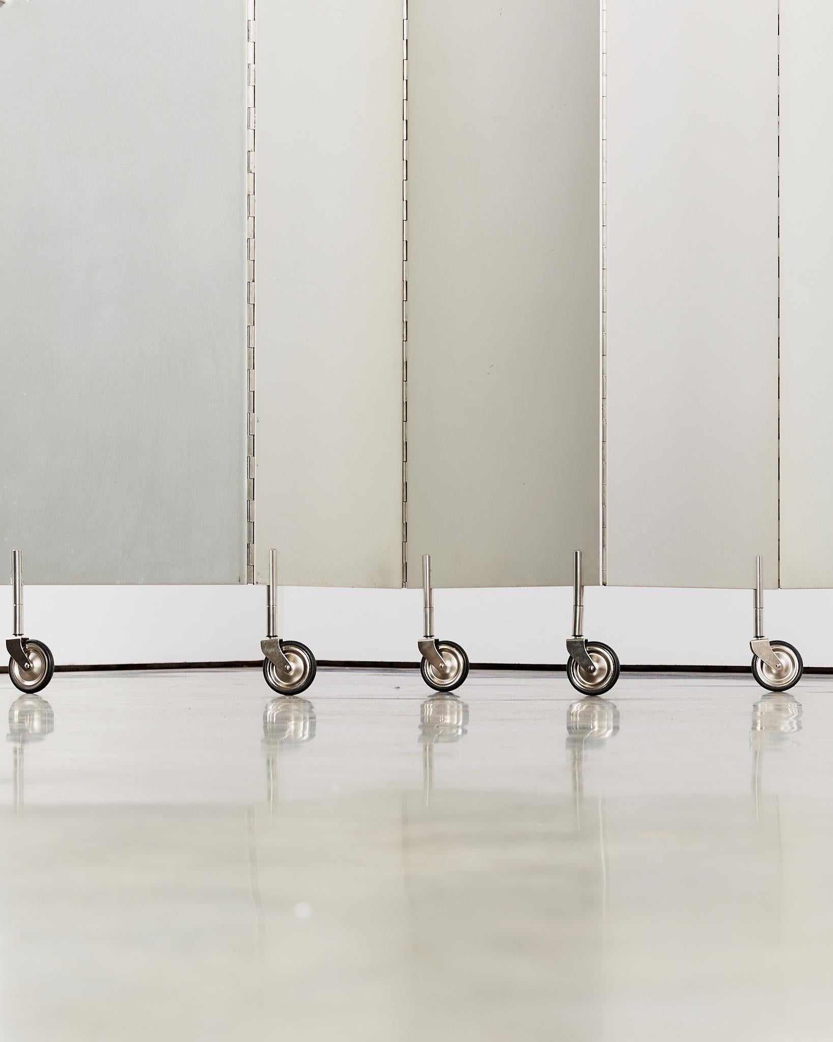 Postmoderner Aluminium-Faltwand/Raumteiler auf Rollen im Angebot 7