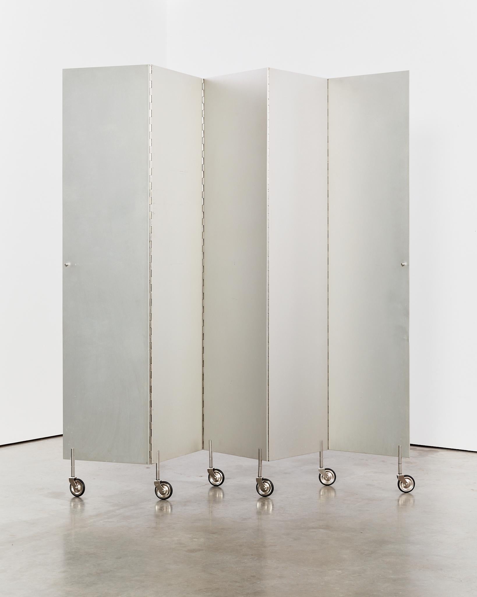 Postmoderner Aluminium-Faltwand/Raumteiler auf Rollen im Angebot 8