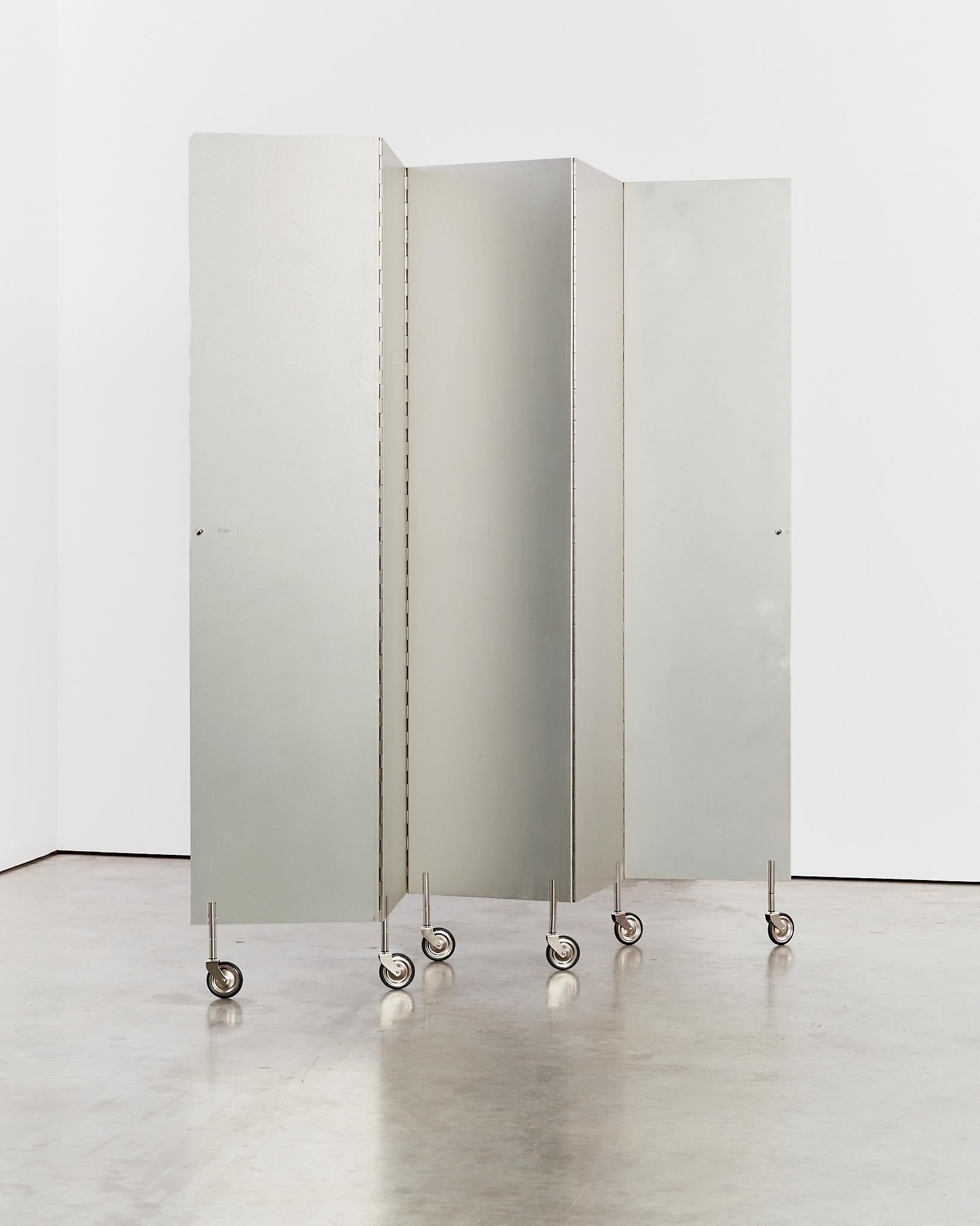 Postmoderner Aluminium-Faltwand/Raumteiler auf Rollen im Angebot 9